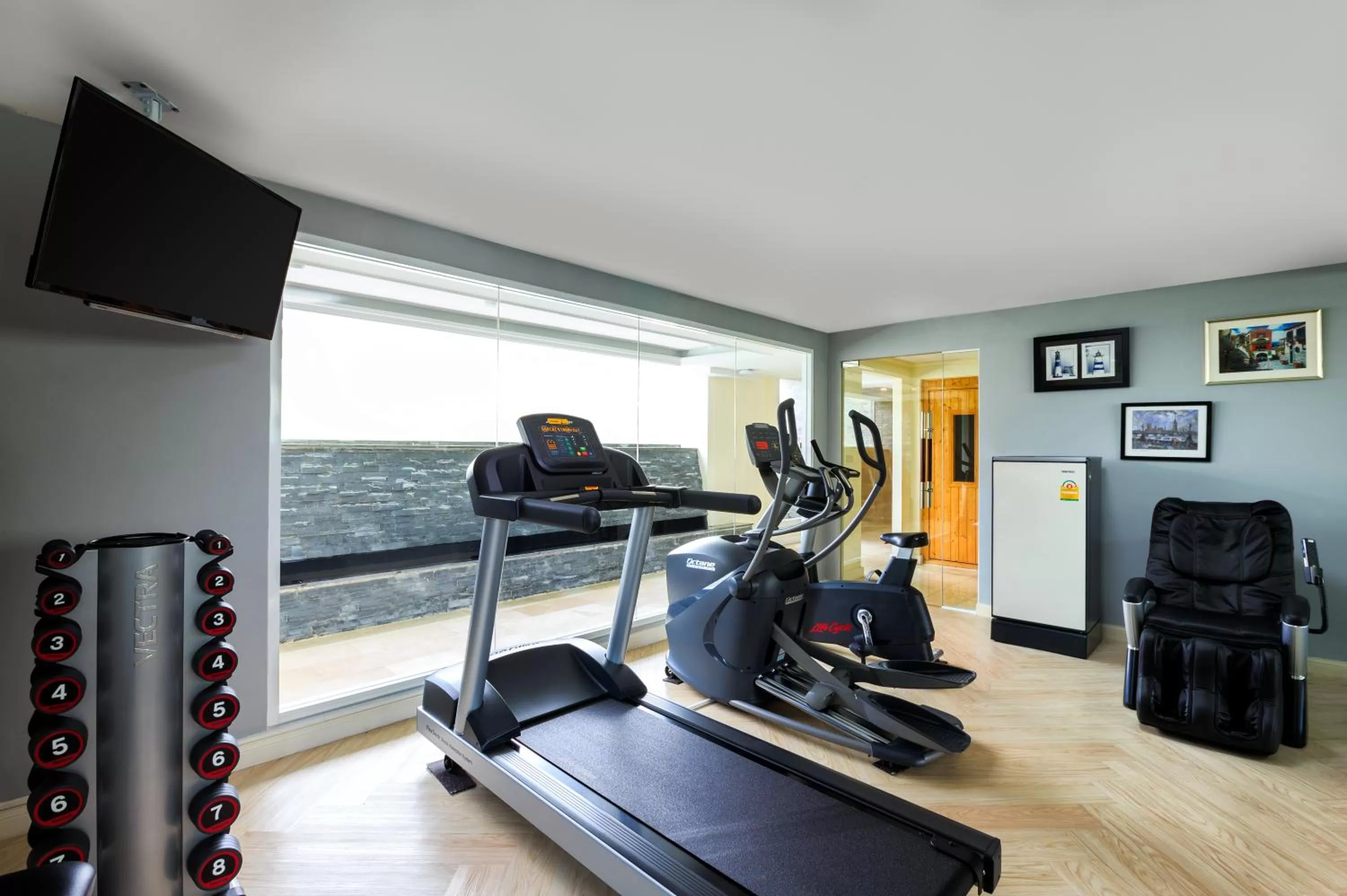 Fitness centre/facilities in The LA49 Hotel