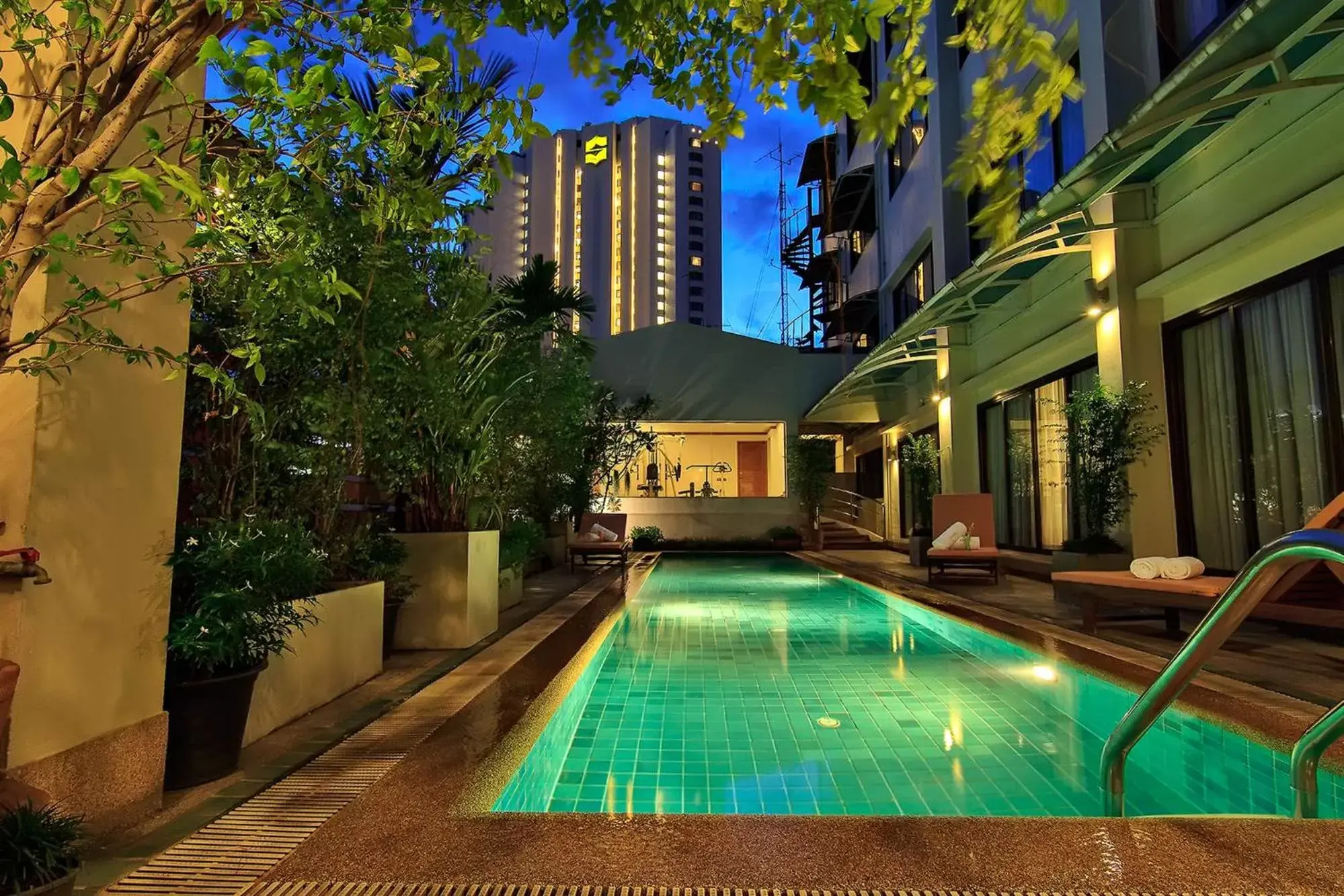 Swimming pool, Property Building in Bossotel Bangkok