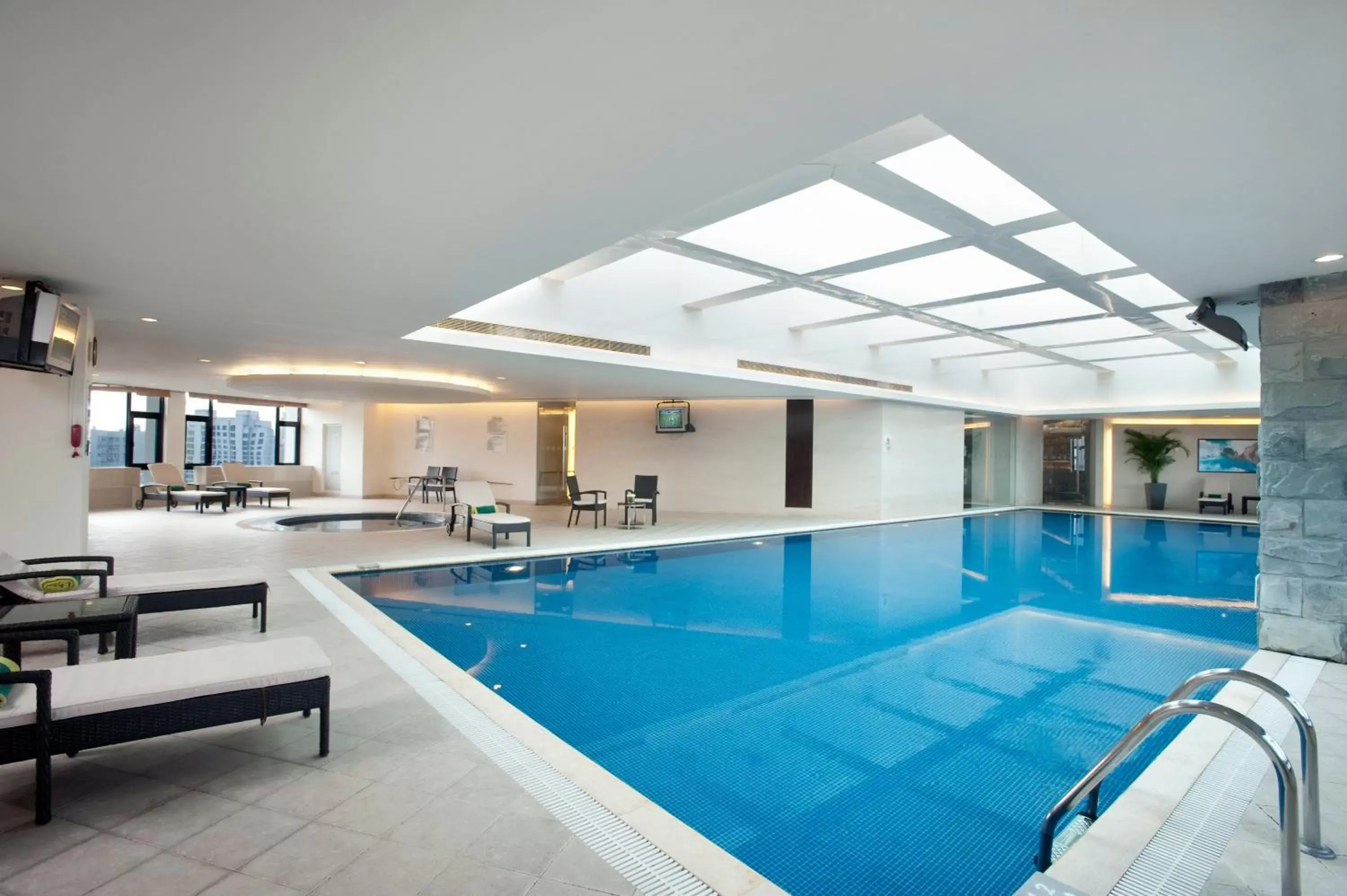 Swimming Pool in Holiday Inn Shanghai Vista, an IHG Hotel