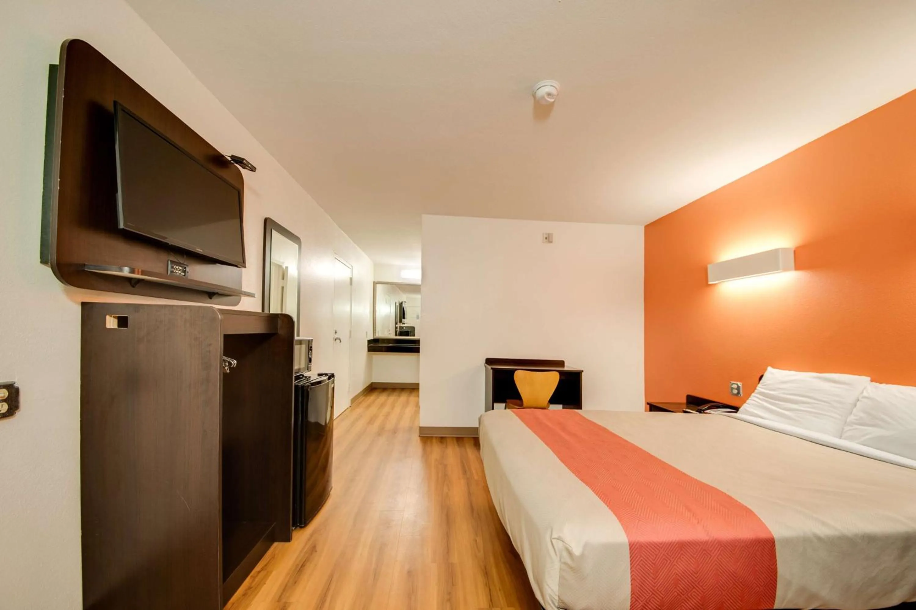 Photo of the whole room, Bed in Motel 6-Jennings, LA