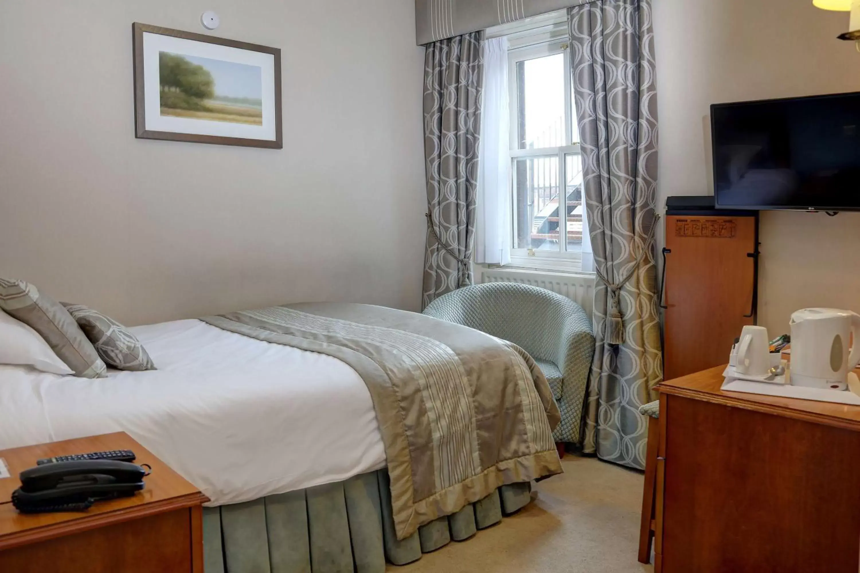 Bathroom, Bed in The George Hotel