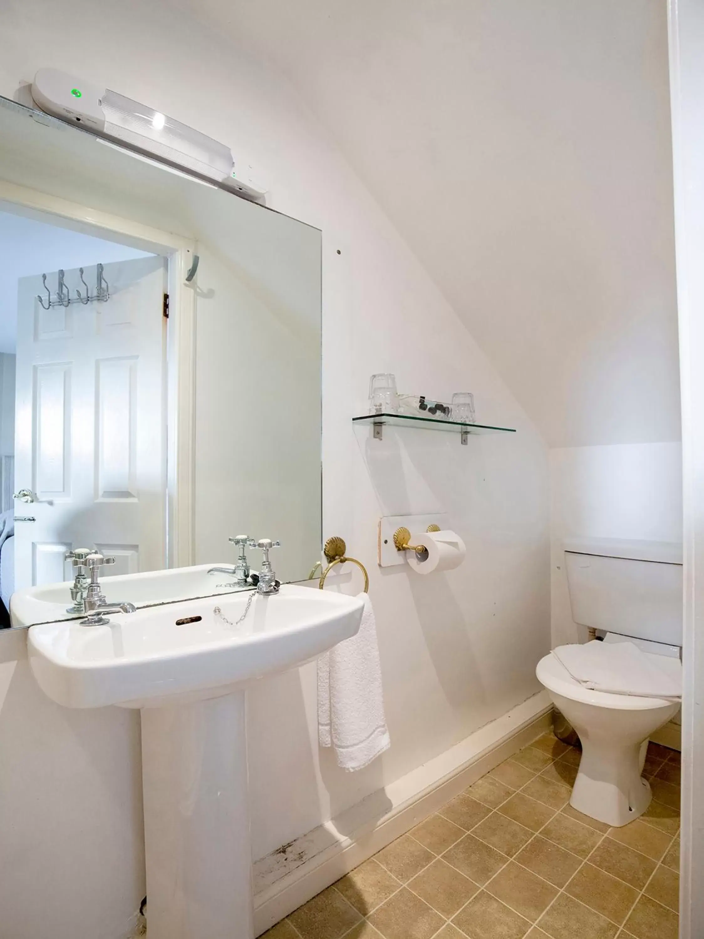 Bathroom in OYO Arden Guest House, Craigmillar Castle Edinburgh