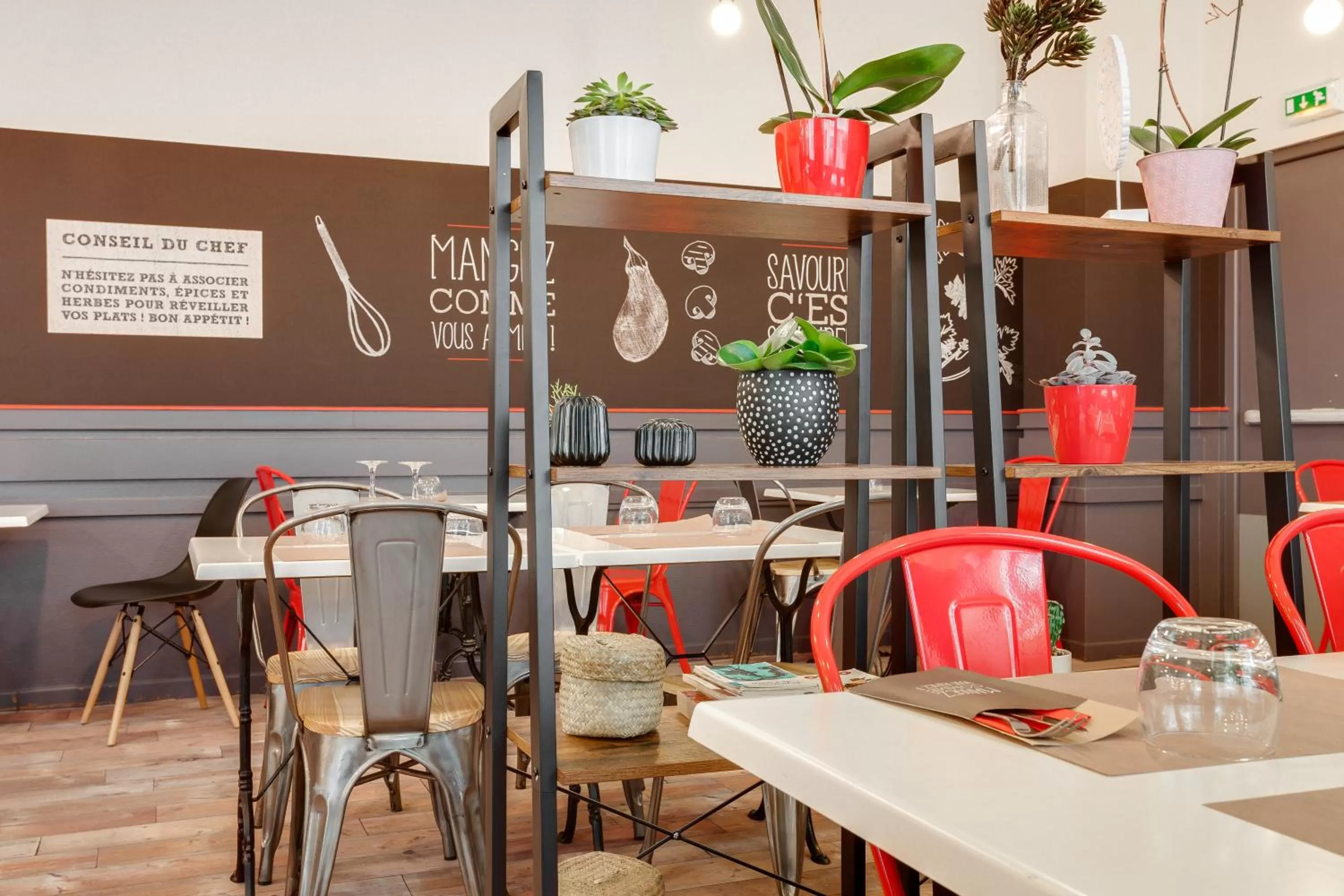 Dining area in ibis Angers Centre Chateau