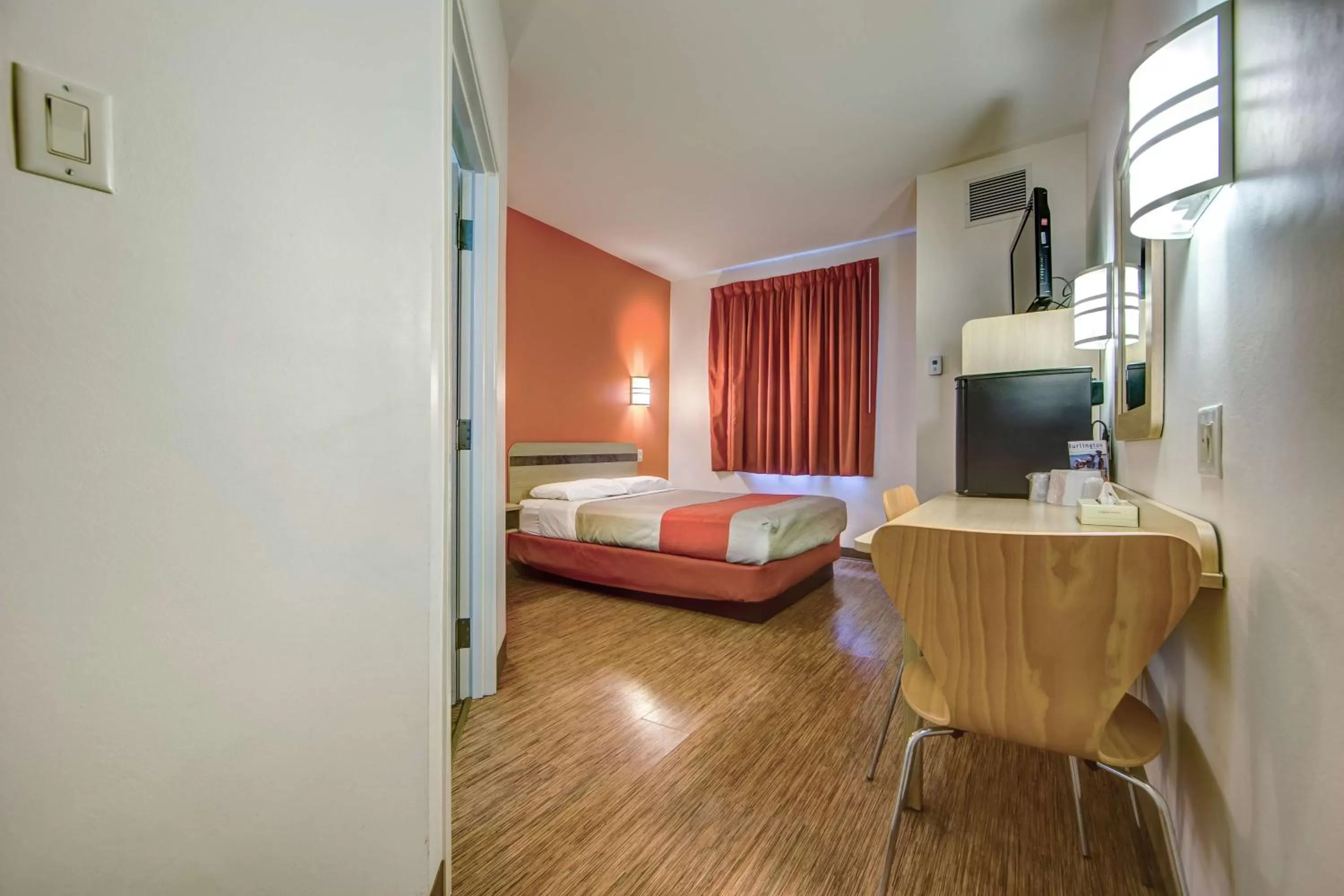 TV and multimedia, Bed in Motel 6-Burlington, ON - Toronto West - Oakville