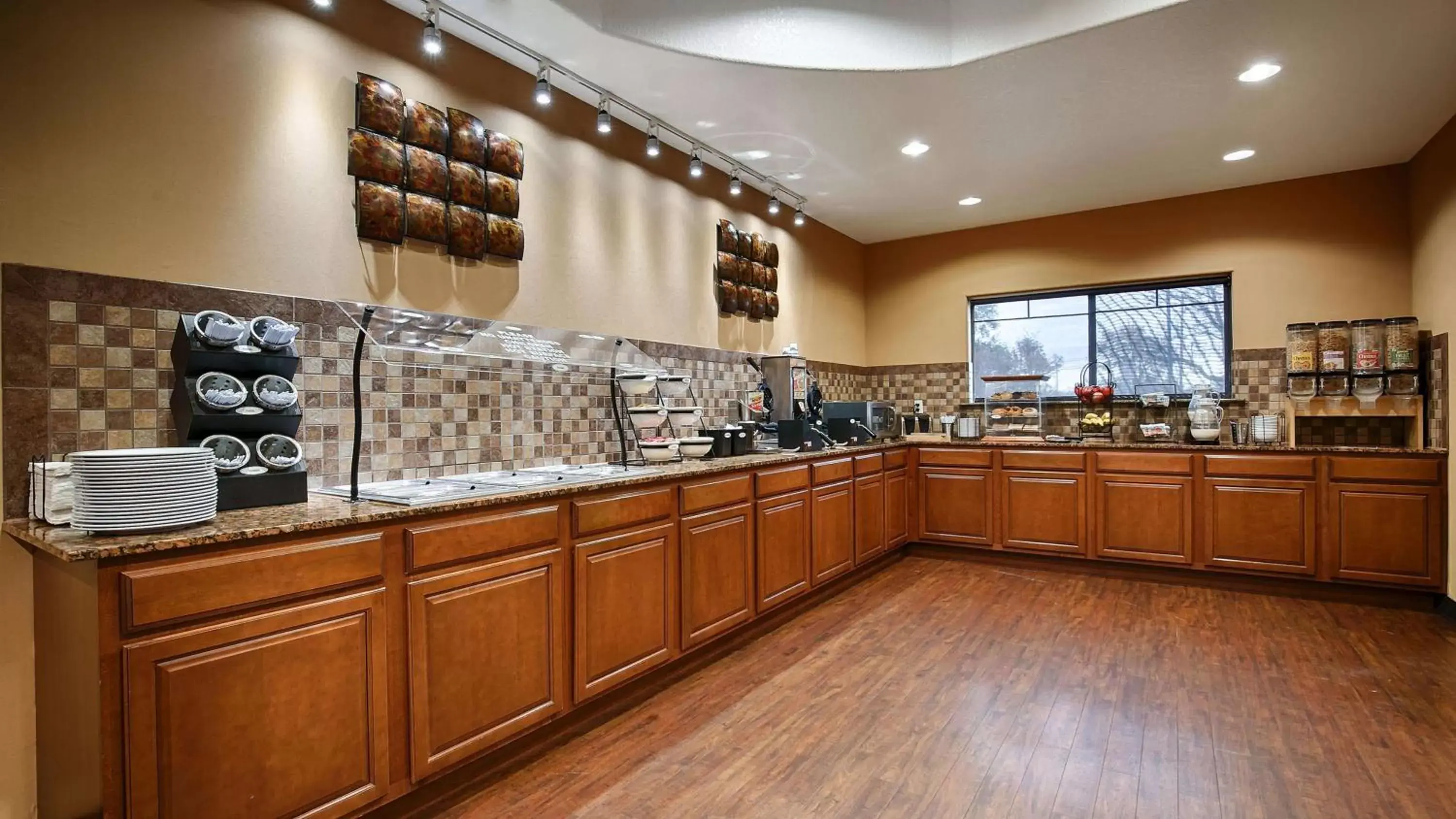 Breakfast, Kitchen/Kitchenette in Best Western Plus Palo Alto Inn and Suites