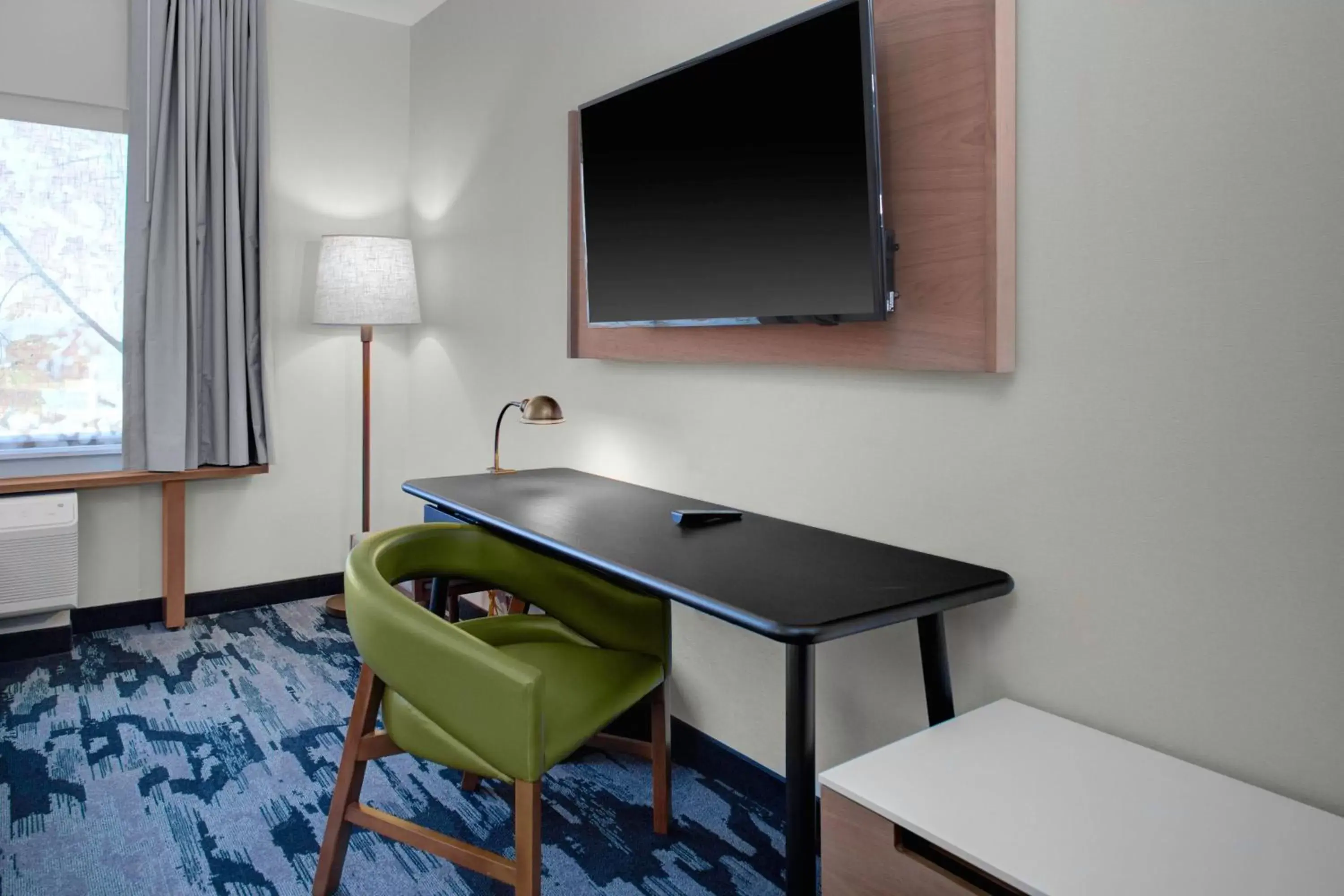 Photo of the whole room, TV/Entertainment Center in Fairfield Inn & Suites by Marriott Roanoke Salem