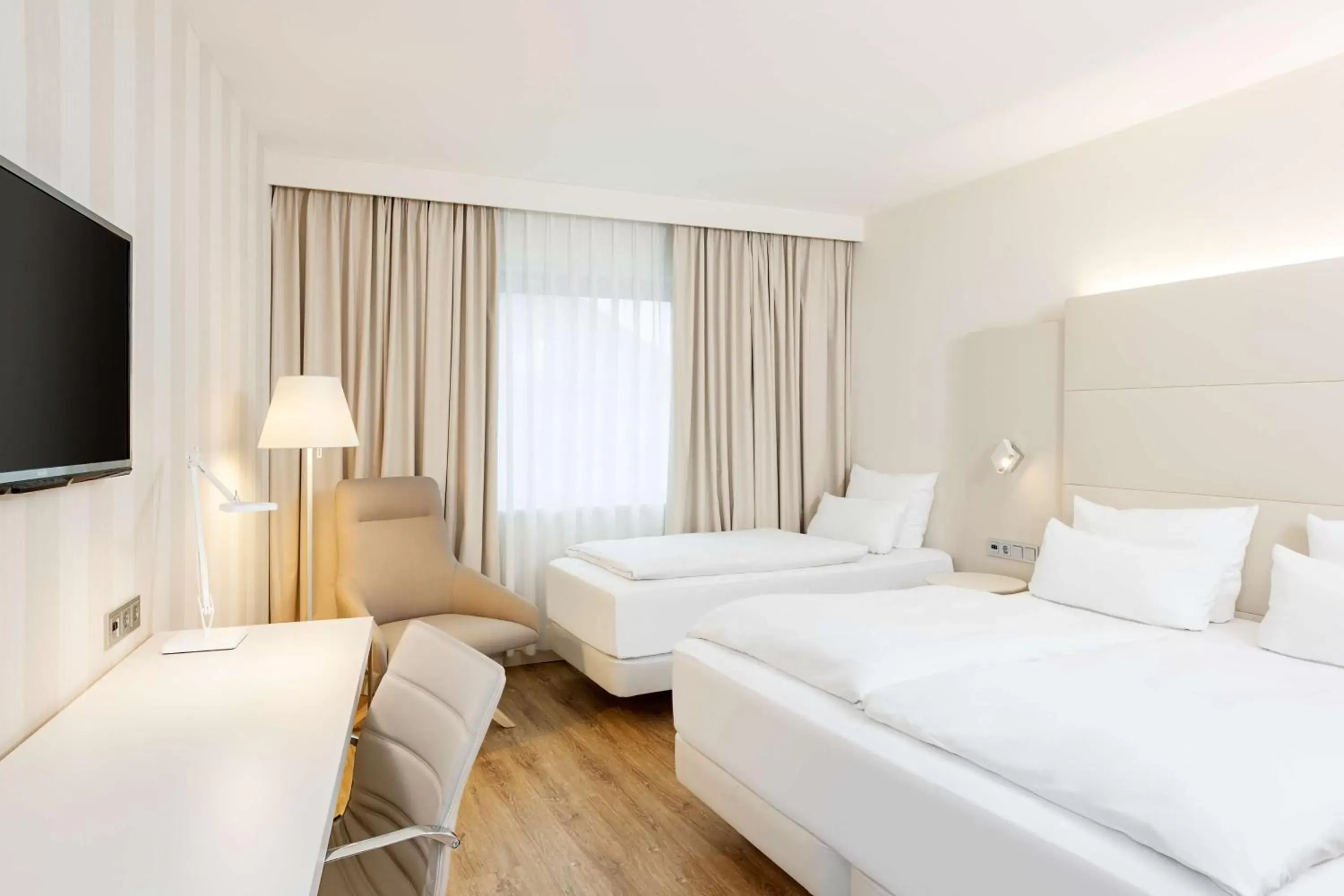 Photo of the whole room, Bed in NH Düsseldorf City Nord