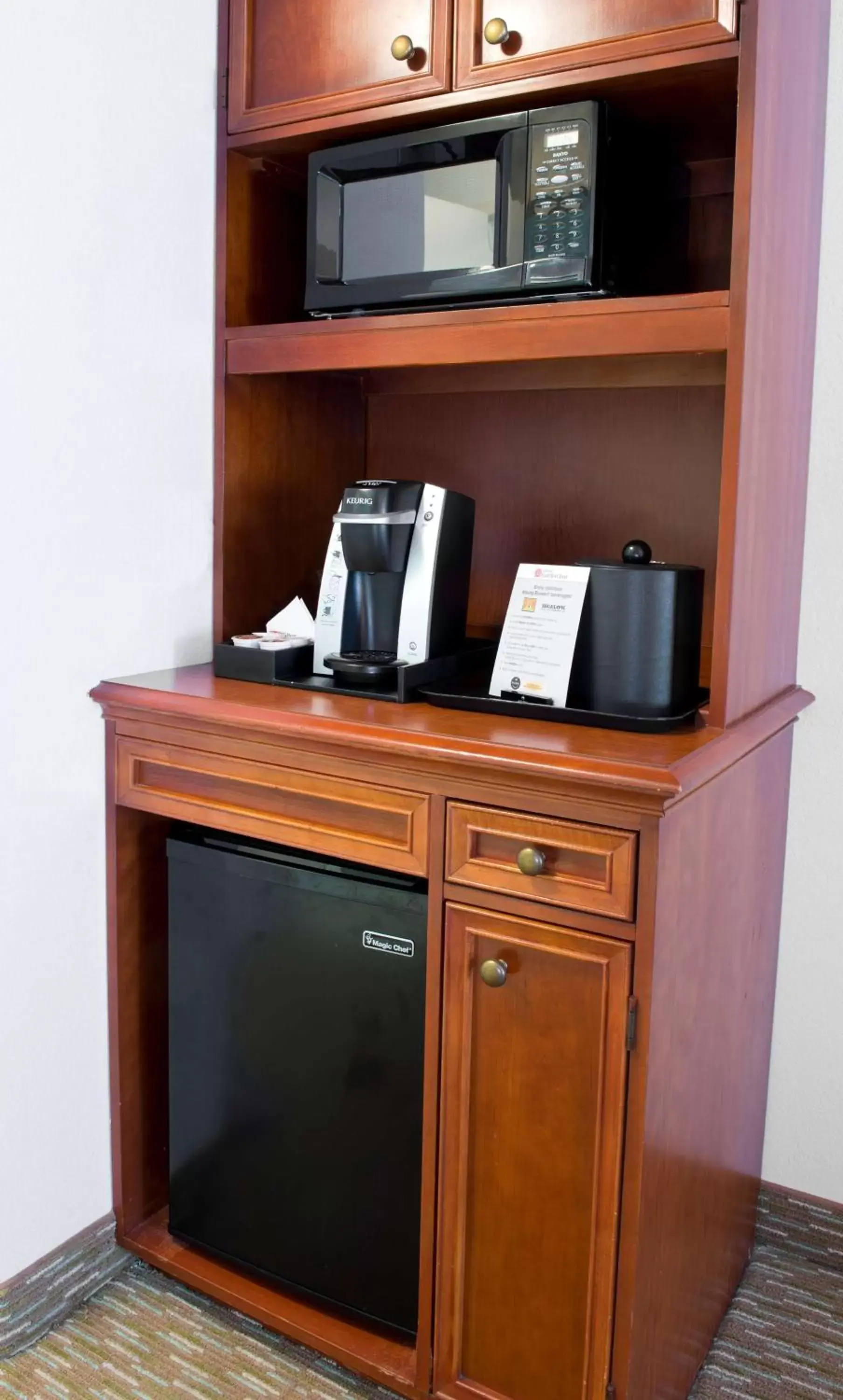 Kitchen or kitchenette, TV/Entertainment Center in Hilton Garden Inn Rock Hill