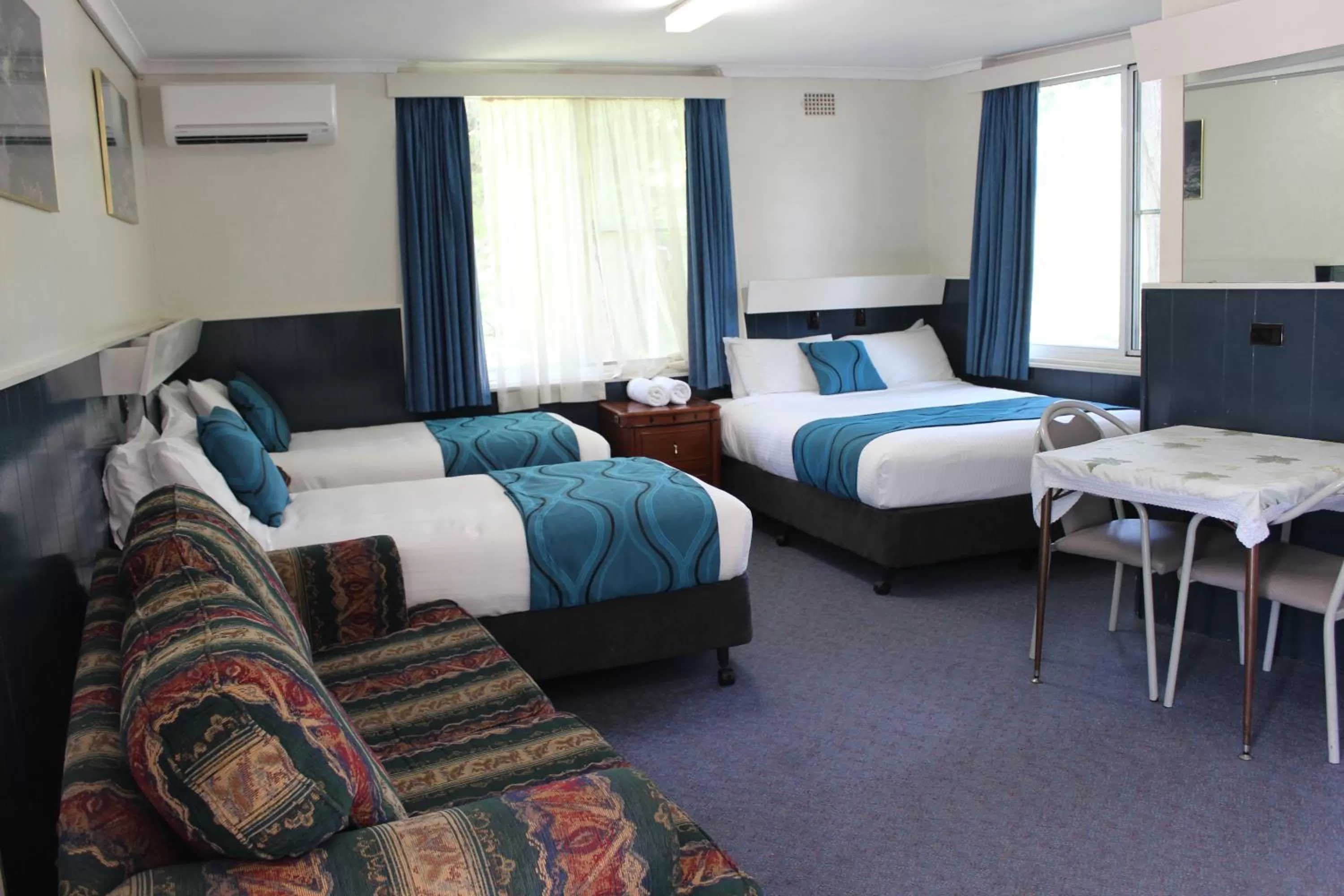 Photo of the whole room, Bed in High Mountains Motor Inn