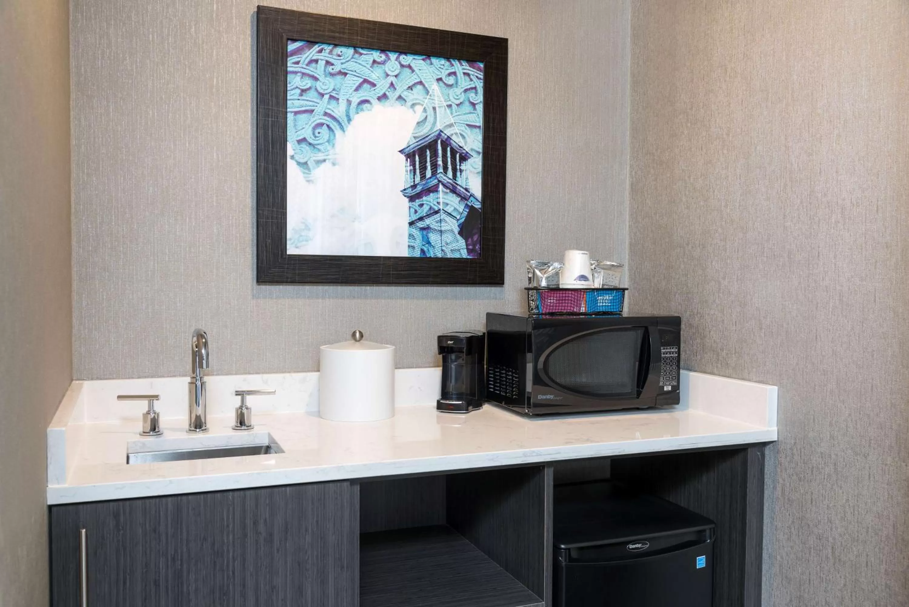 Kitchen or kitchenette in Hampton Inn Midland