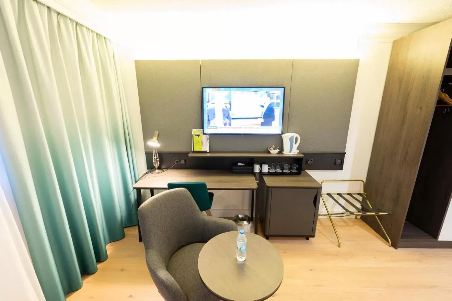 TV and multimedia, TV/Entertainment Center in Holiday Inn Calais-Centre, an IHG Hotel