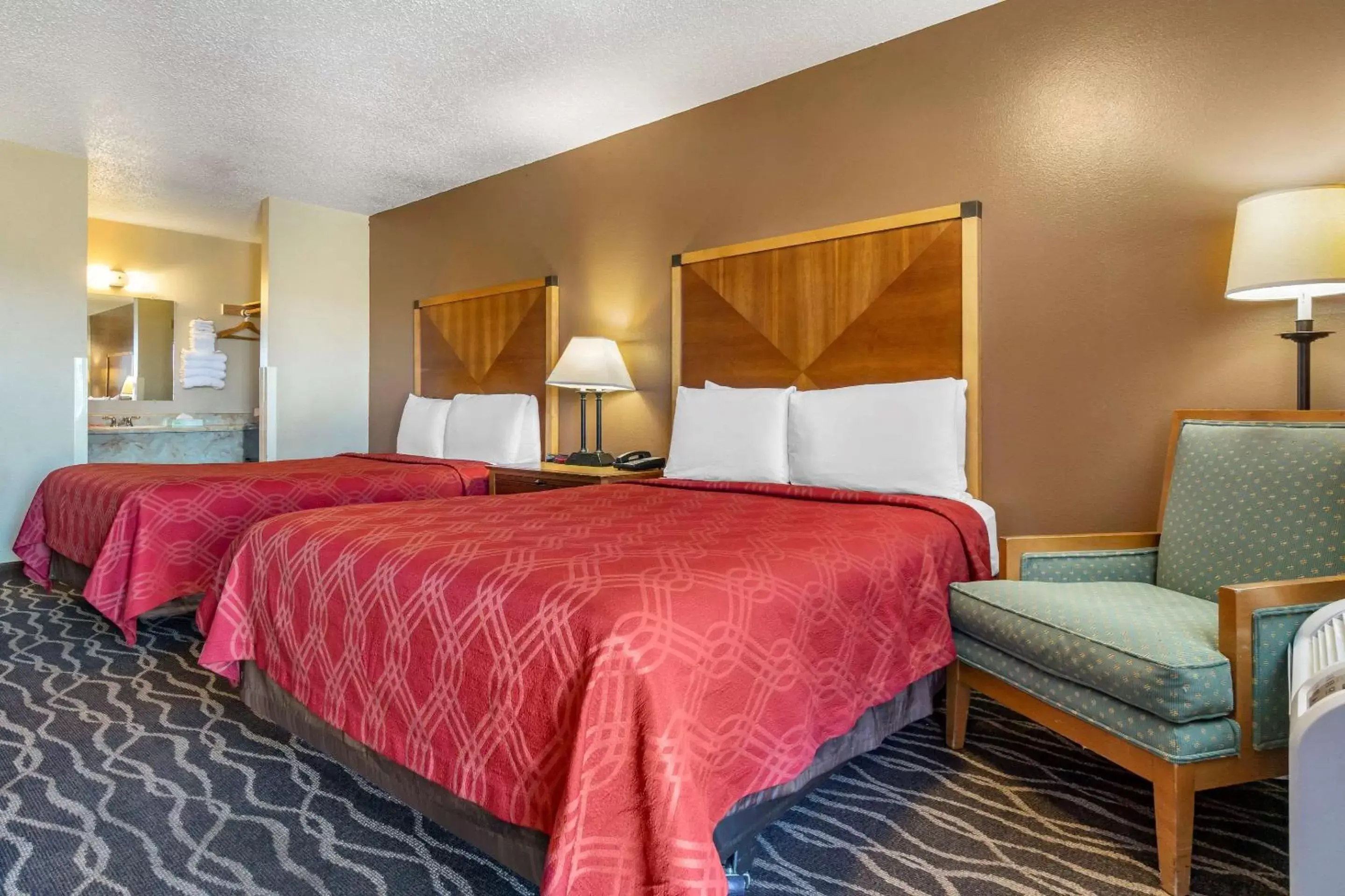 Photo of the whole room, Bed in Econo Lodge Ellensburg