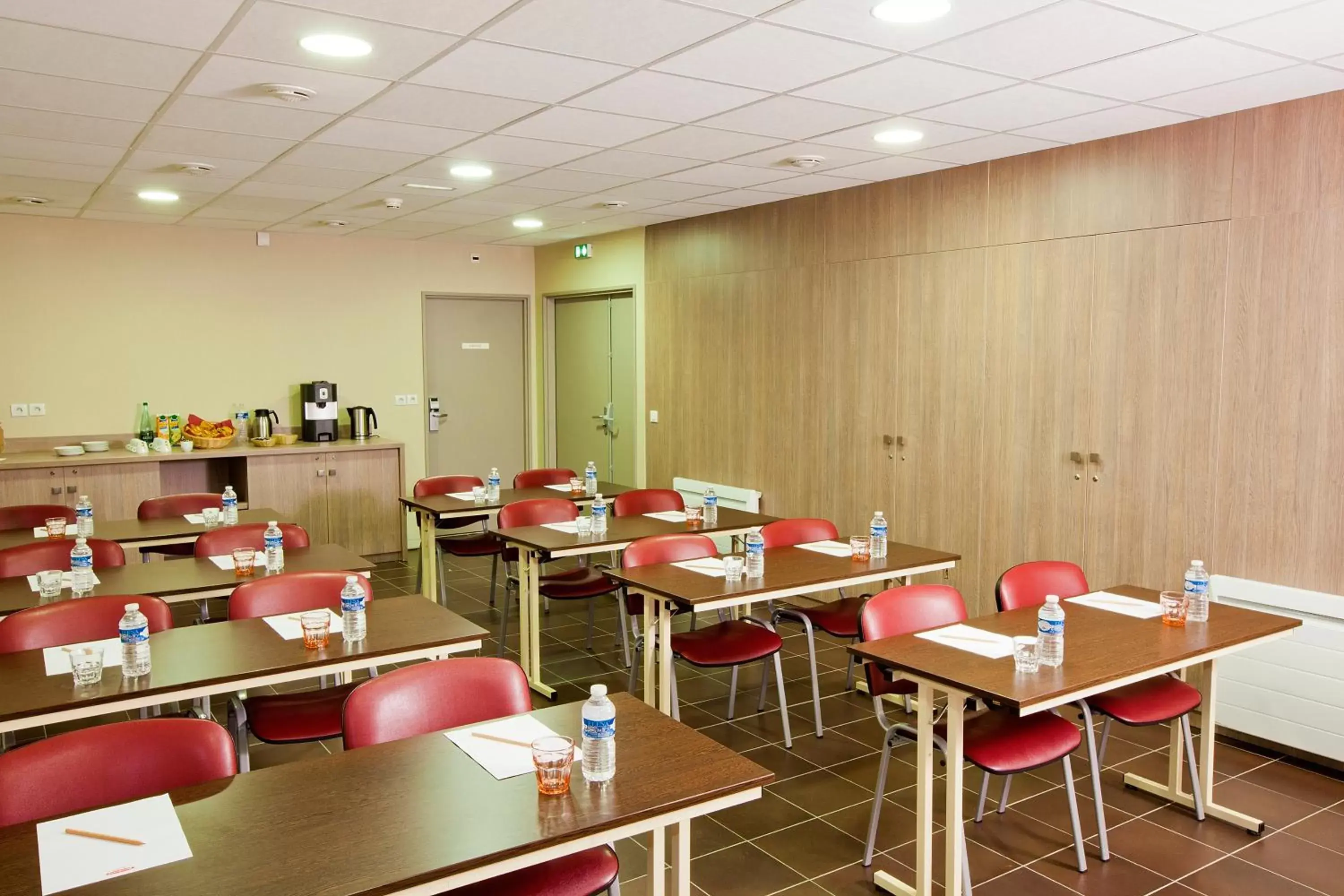 Meeting/conference room, Restaurant/Places to Eat in Residhome Reims Centre