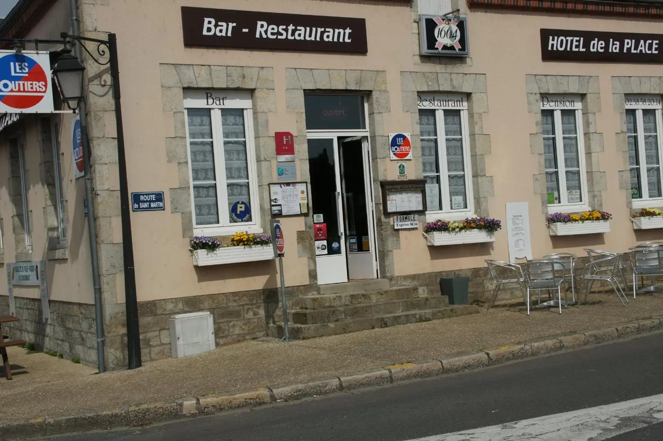 Restaurant/places to eat, Property Building in Hôtel de la Place