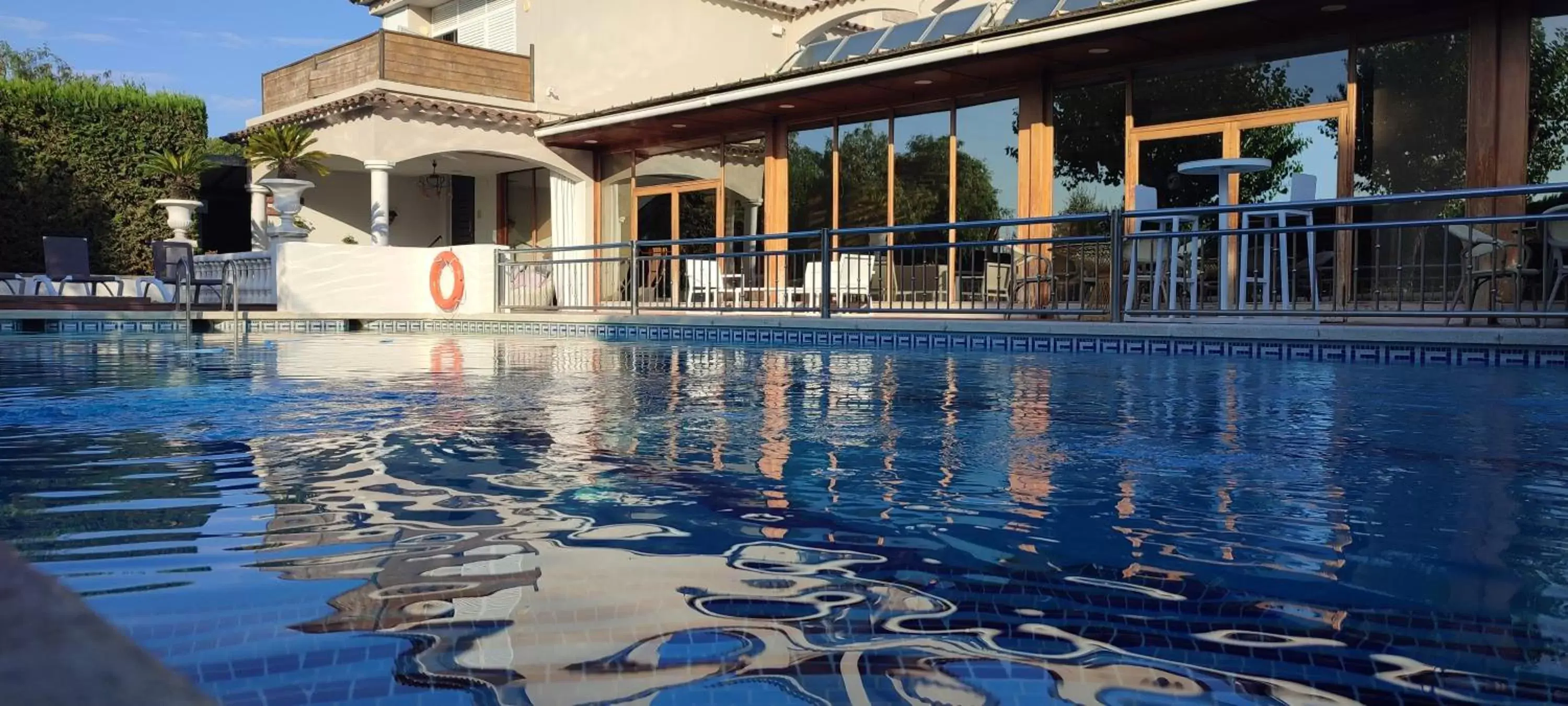 Swimming Pool in Hotel & Restaurant Figueres Parc