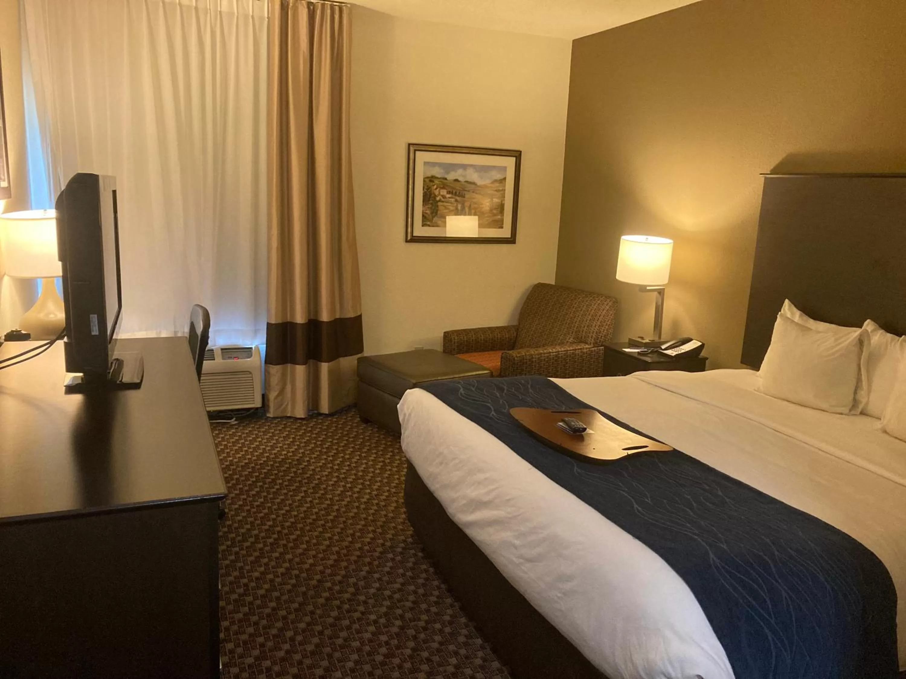 Bedroom, Bed in Comfort Inn Wings Stadium