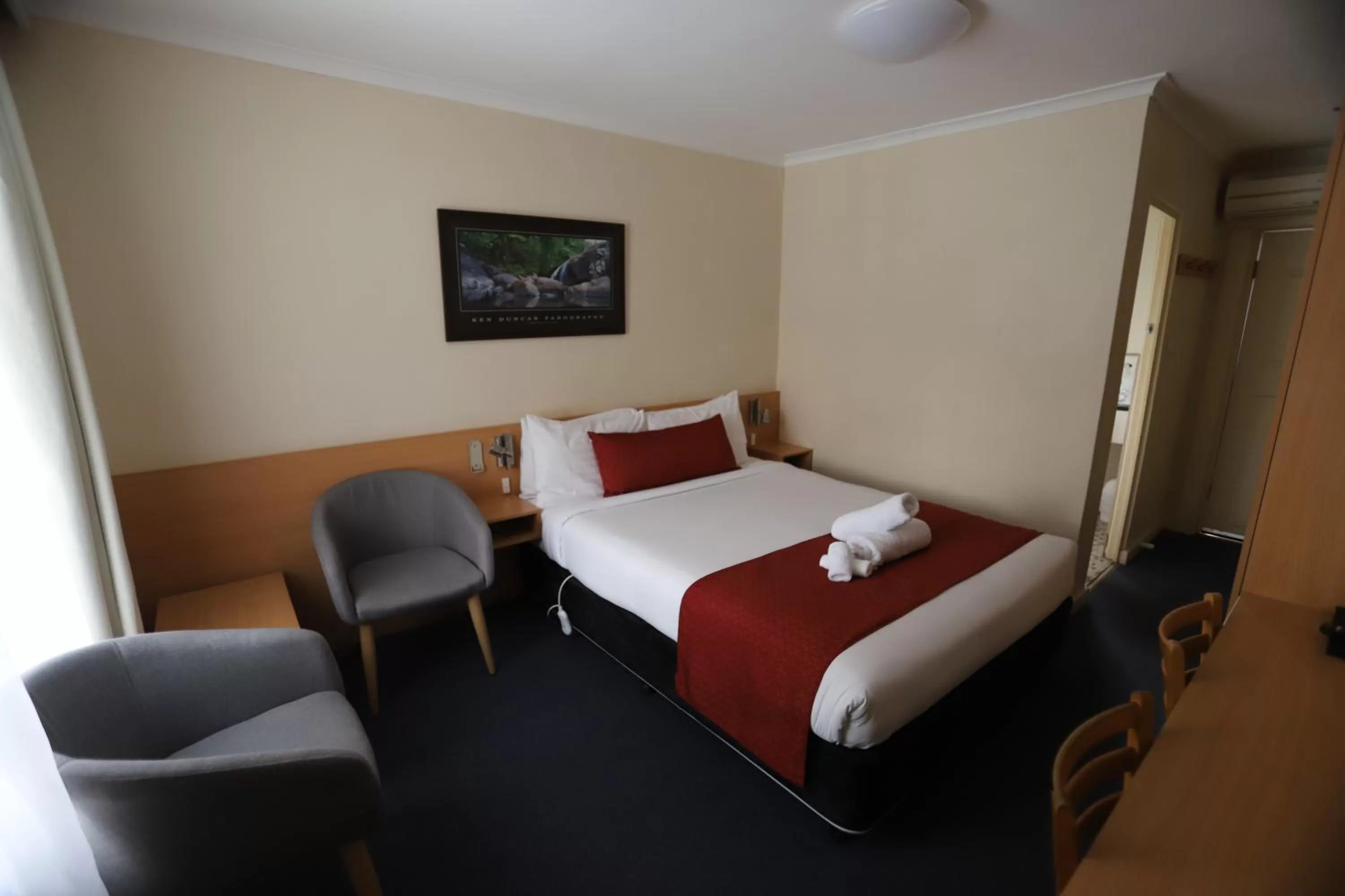 Property building, Bed in Townhouse Motel Cowra