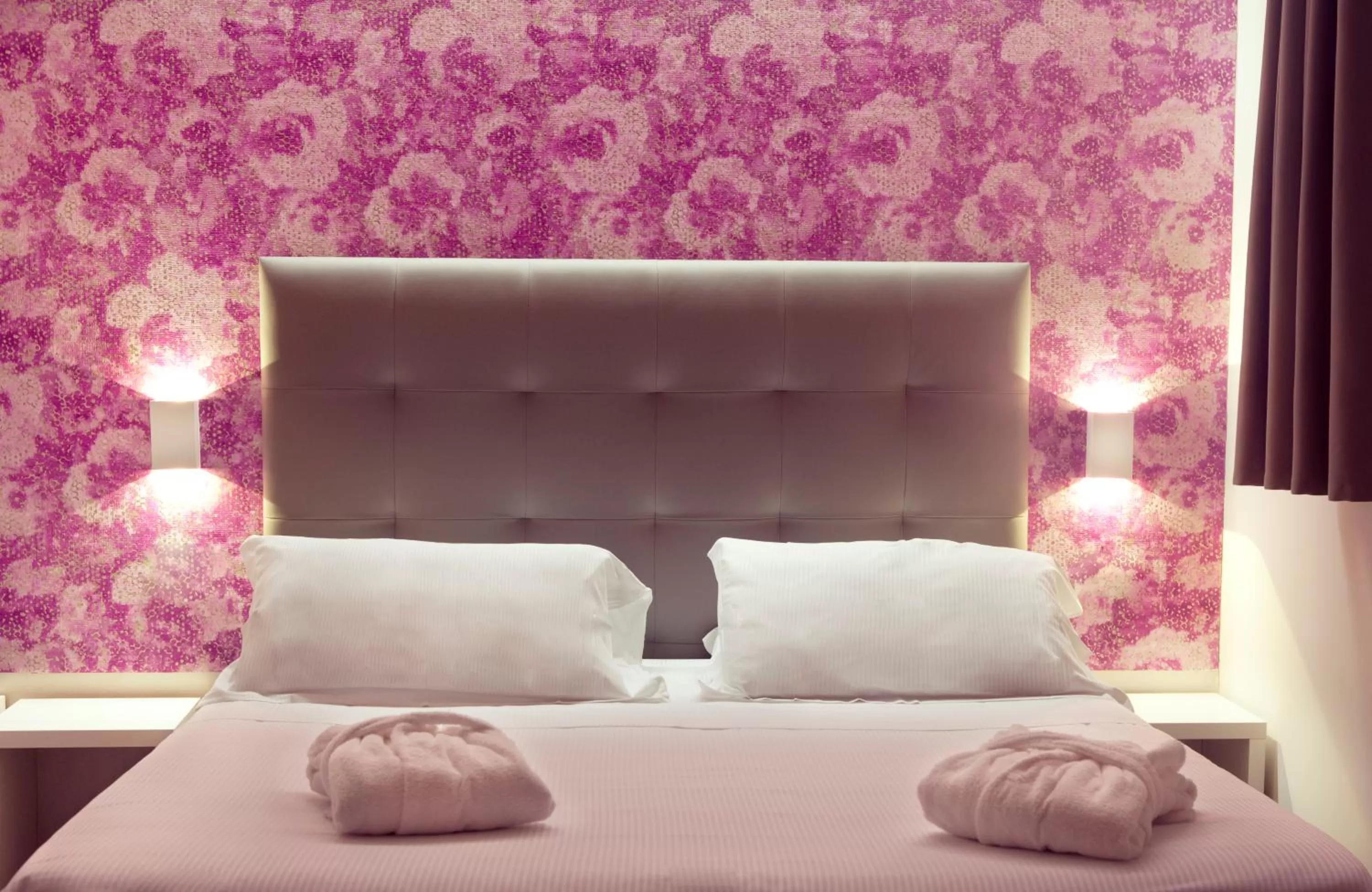 Photo of the whole room, Bed in L'Hotel