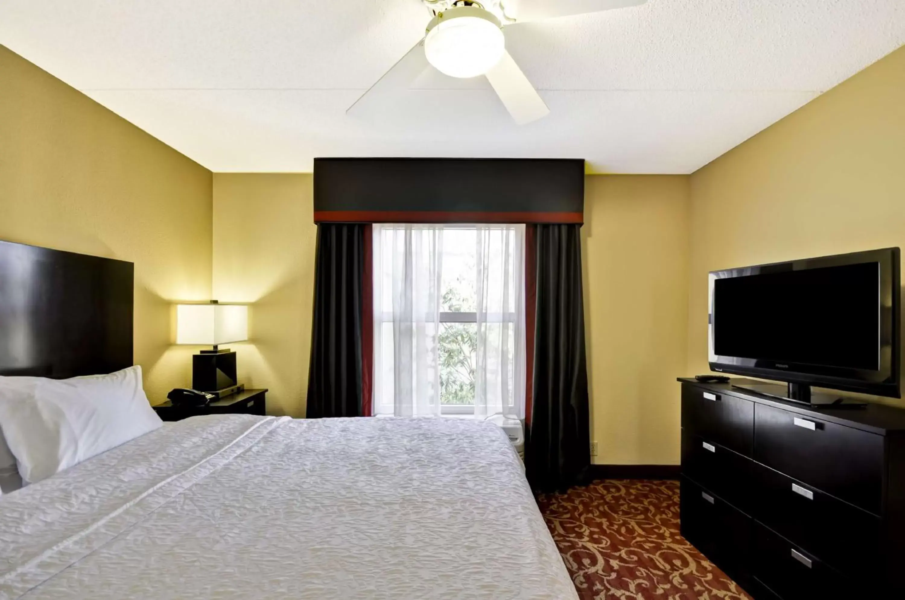 Bed in Hampton Inn & Suites Memphis East