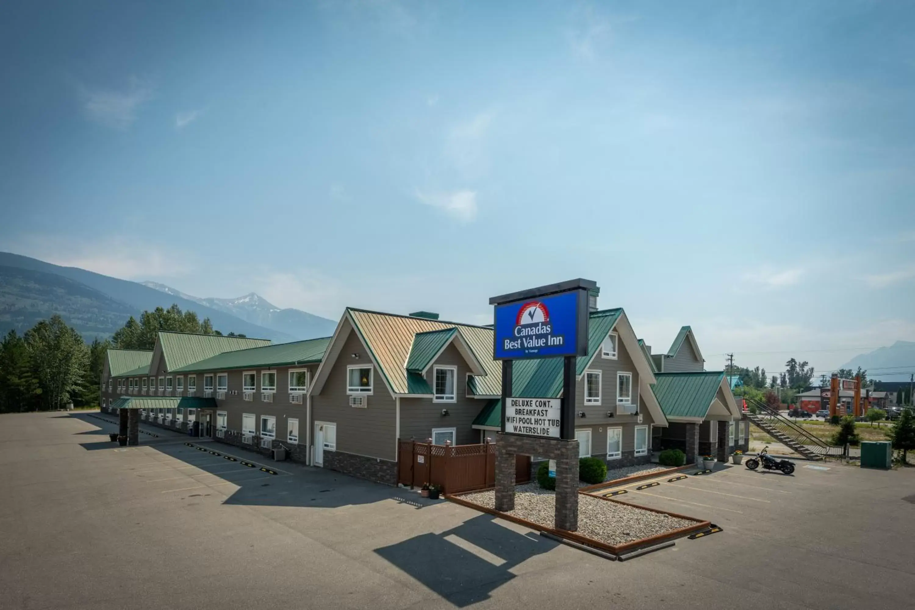 Property building in Canadas Best Value Inn Valemount Property building in Canadas Best Value Inn Valemount