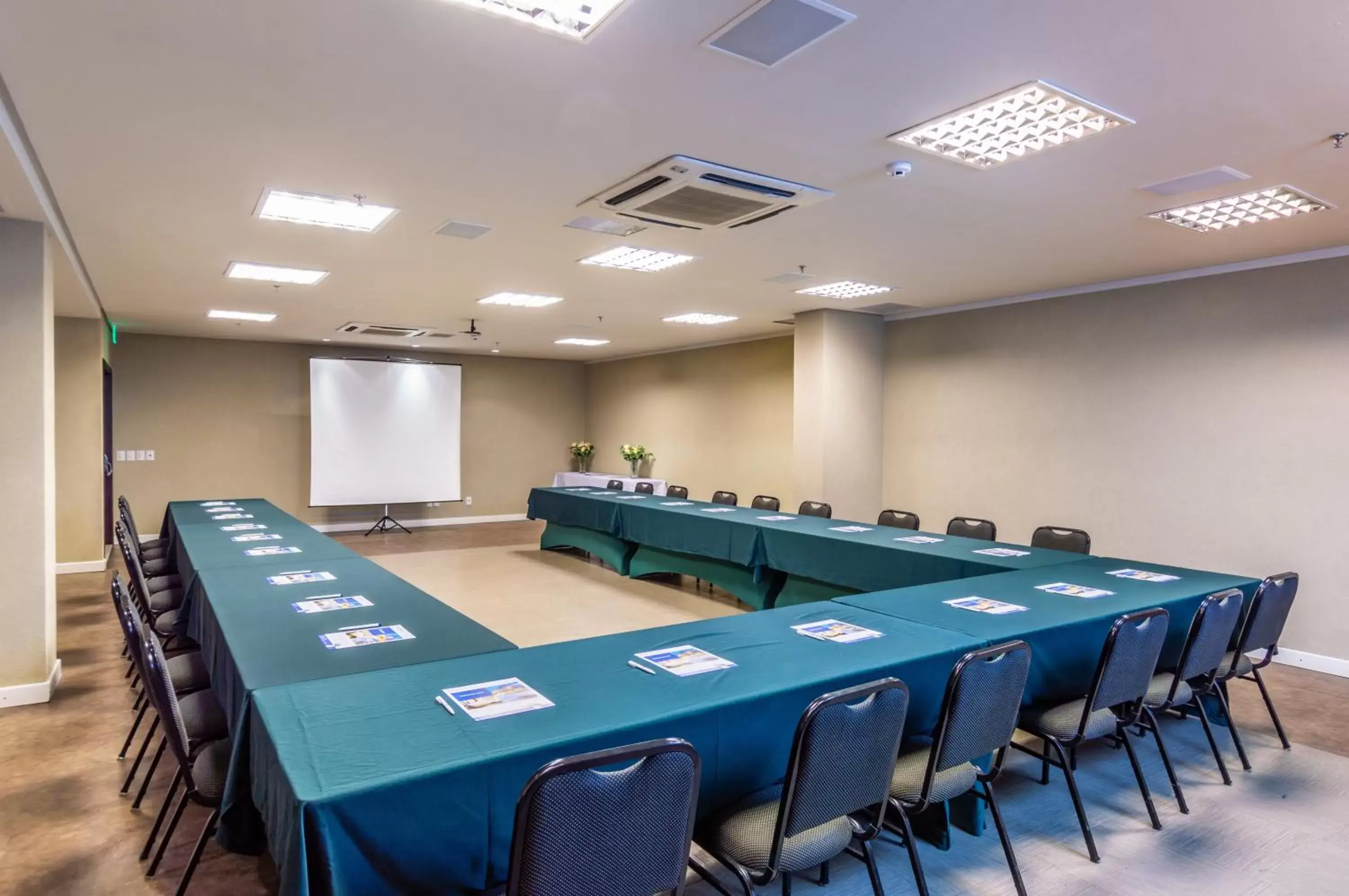 Meeting/conference room in Holiday Inn Express Maceió, an IHG Hotel