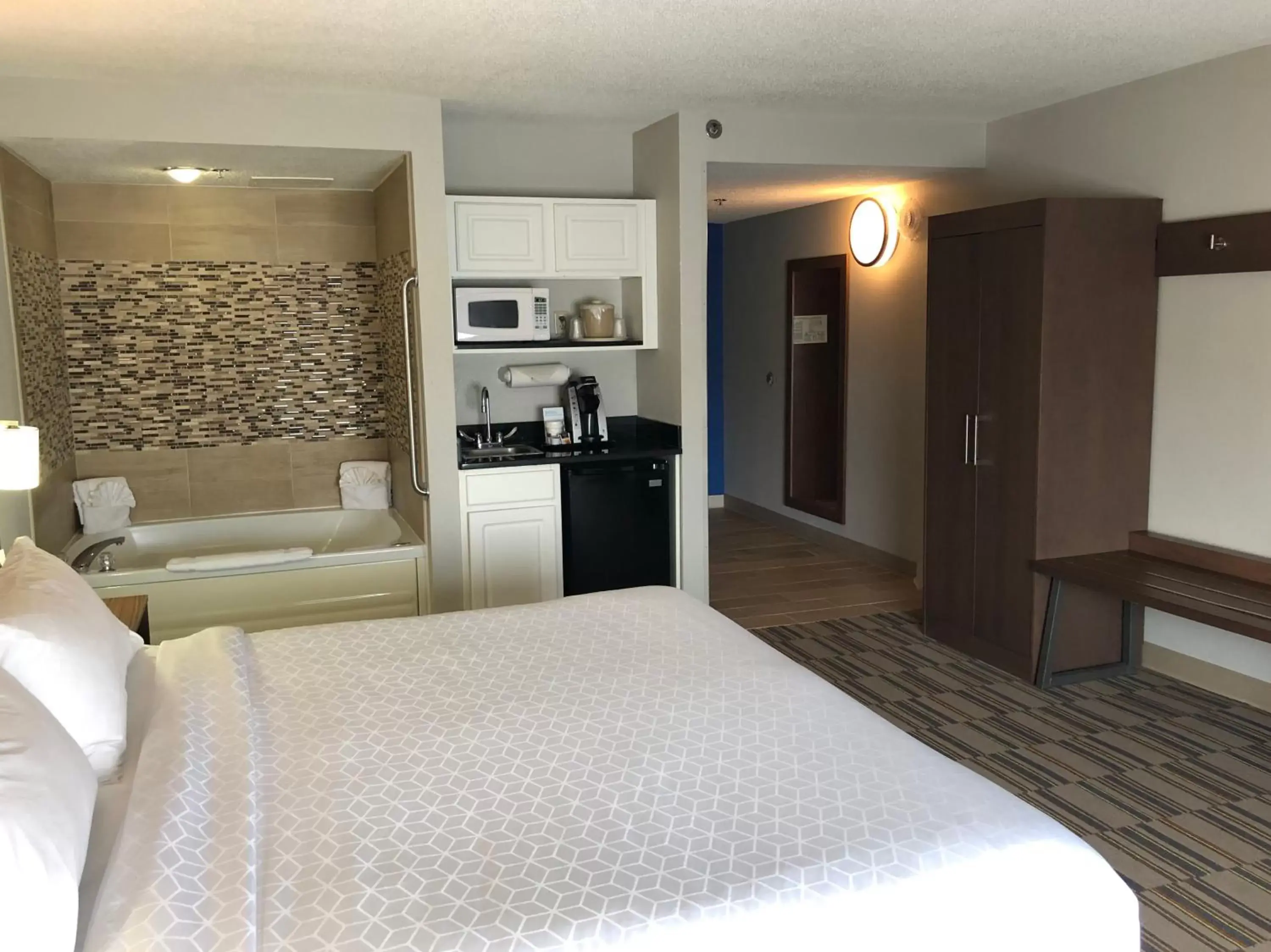 Shower, Bed in Holiday Inn Express and Suites - Quakertown, an IHG Hotel
