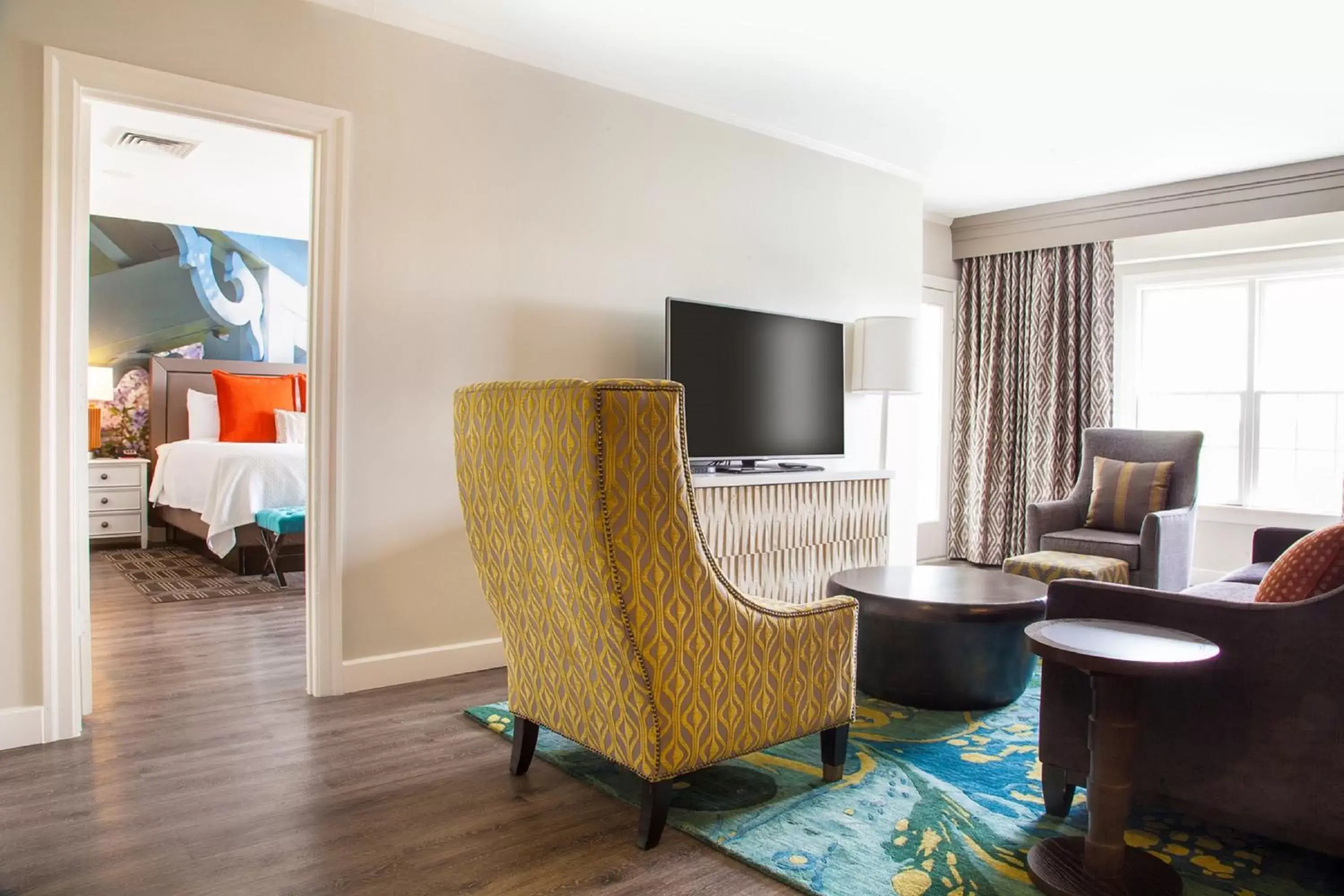 Photo of the whole room, Seating Area in Hotel Indigo Atlanta Vinings, an IHG Hotel