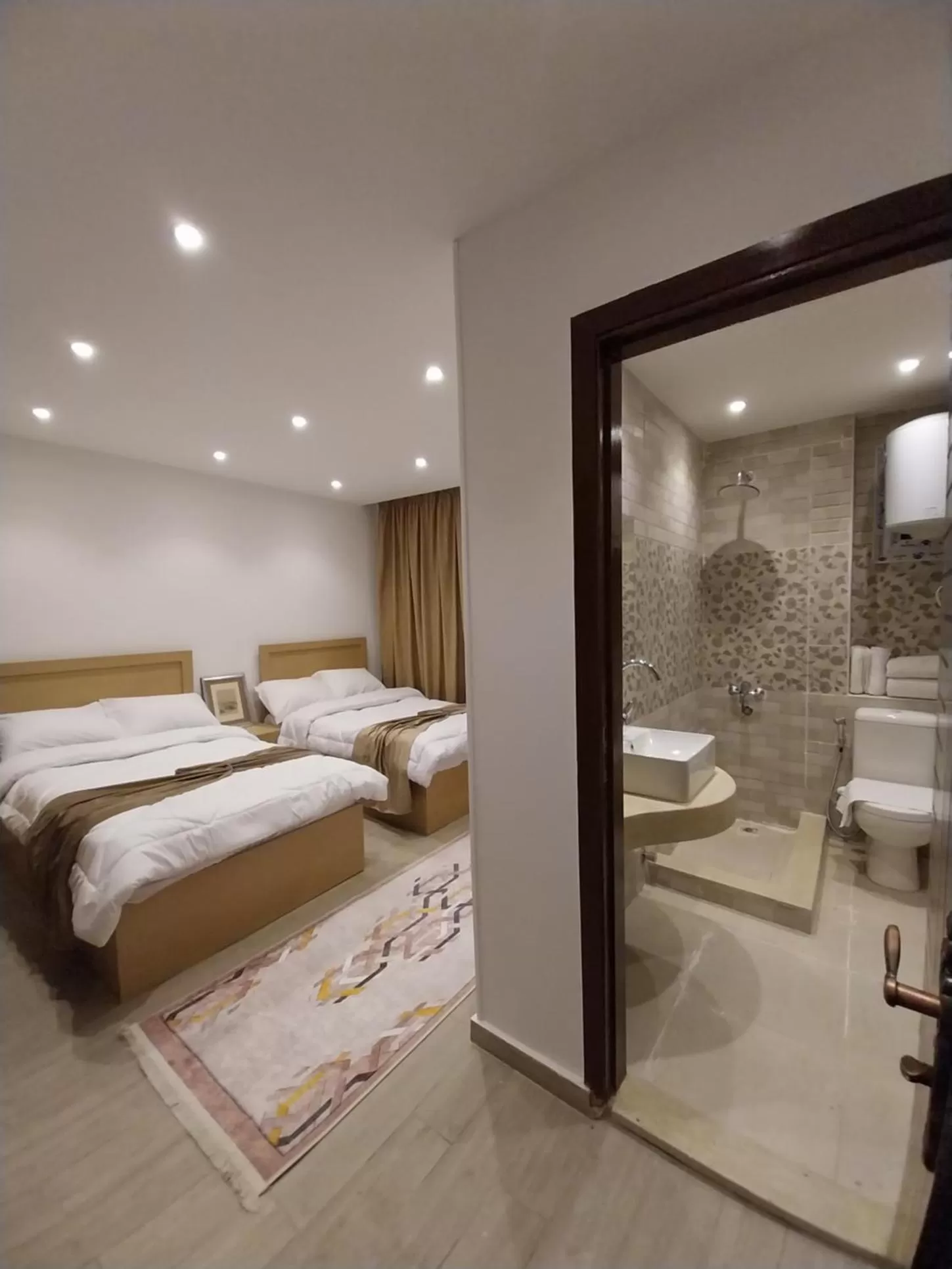 Shower, Bed in Eagles Pyramids View
