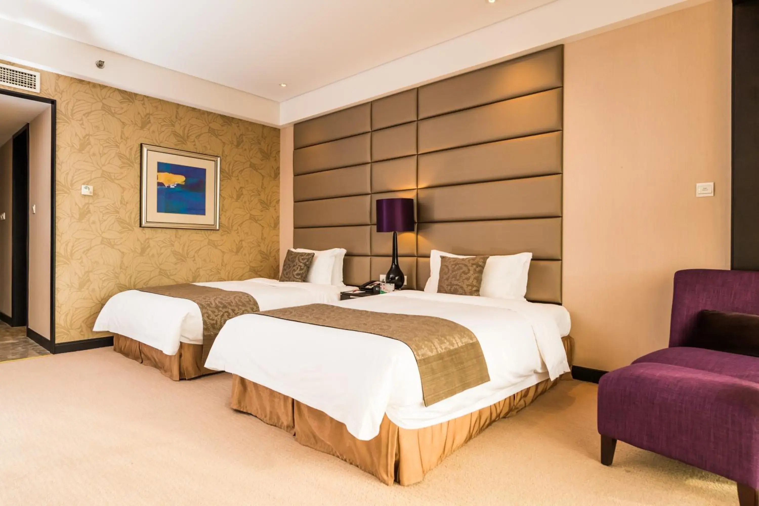 Bedroom, Bed in Crowne Plaza Shanghai Xiayang Lake, an IHG Hotel