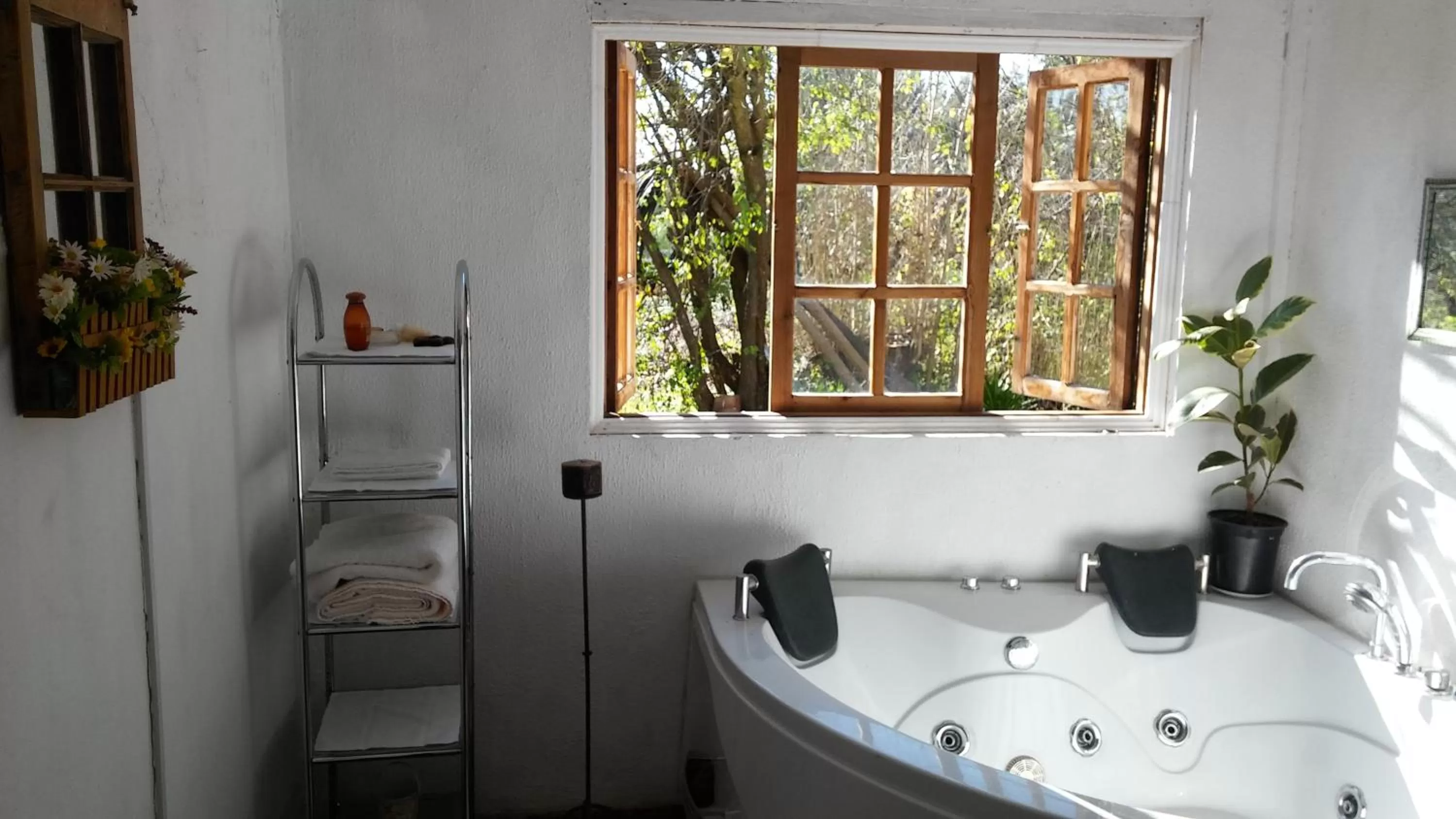 Hot Tub, Bathroom in La Casa de Adobe Natural y Más