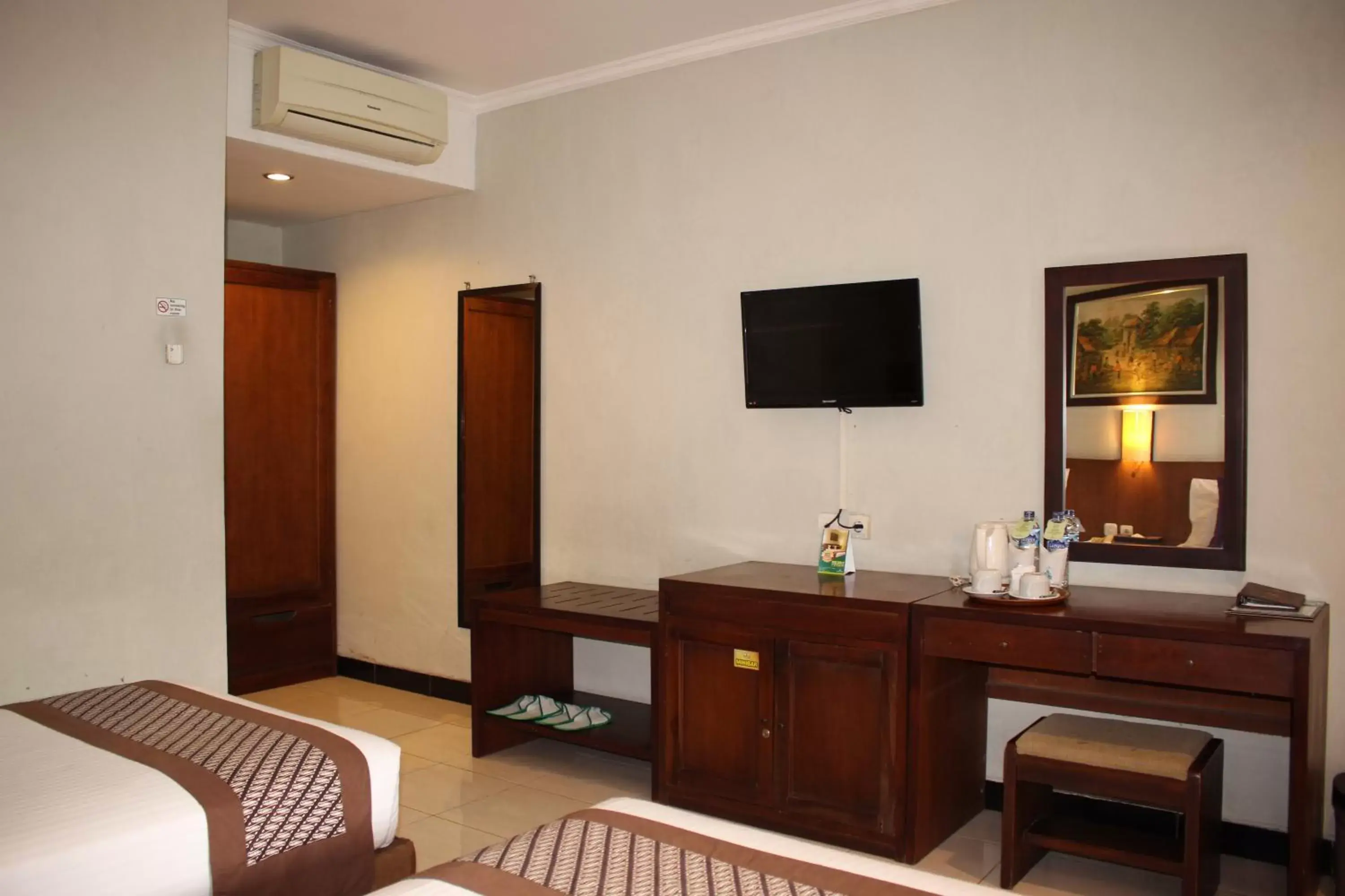 Bedroom, TV/Entertainment Center in Cakra Kembang Hotel