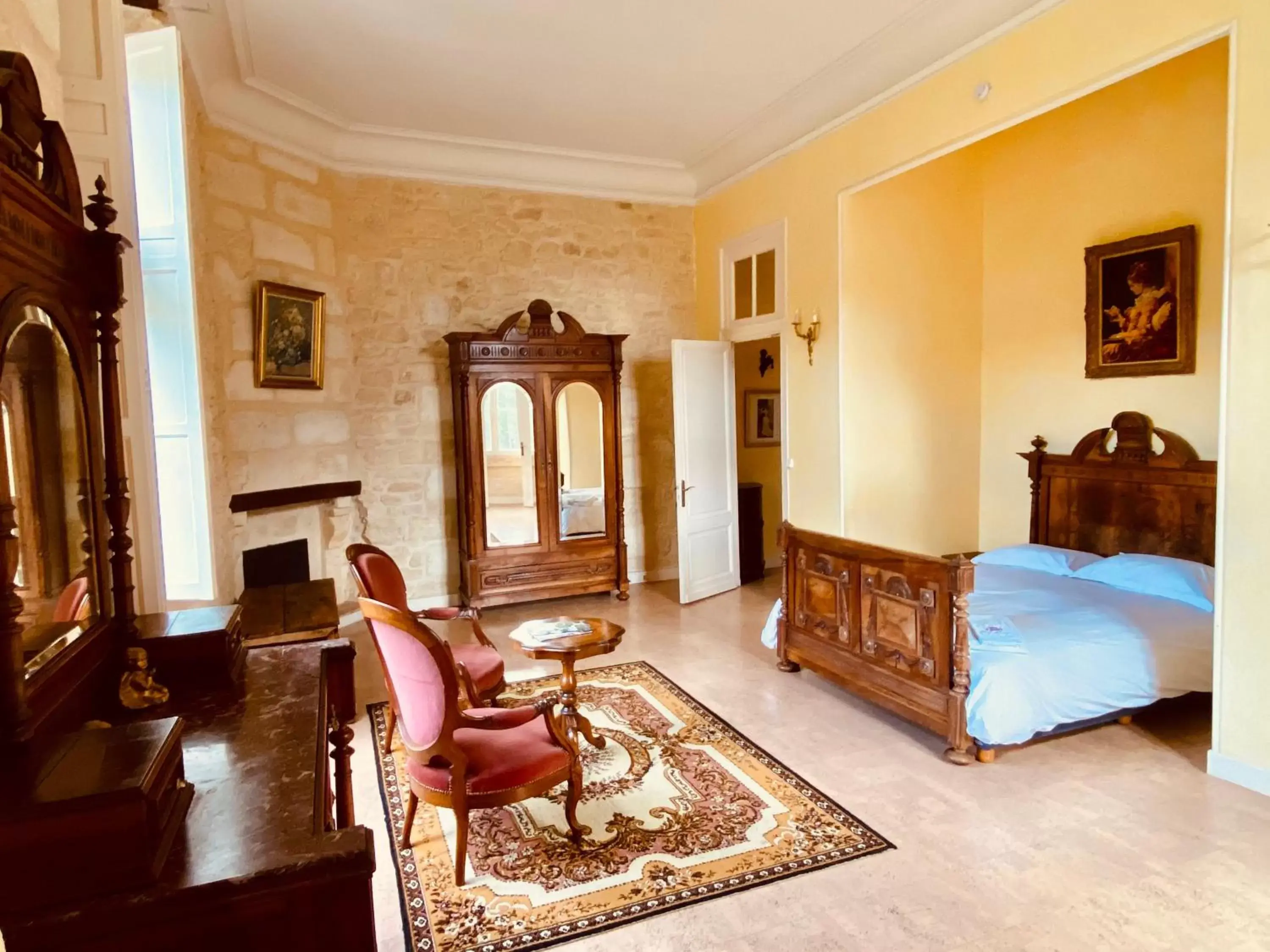 Bed, Seating Area in Château Borgeat de Lagrange - privatisation