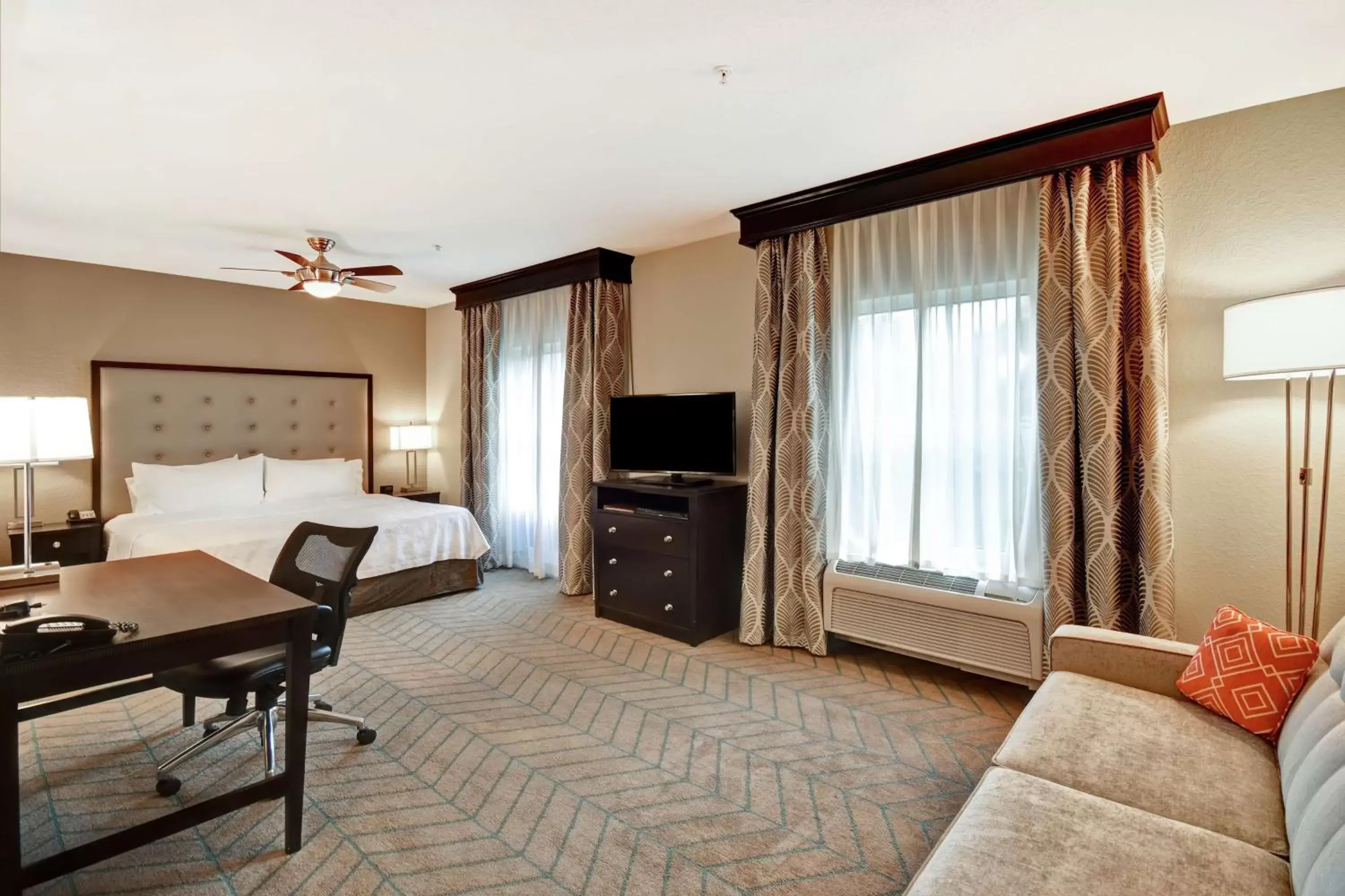 Bedroom, TV/Entertainment Center in Homewood Suites by Hilton Tampa-Port Richey