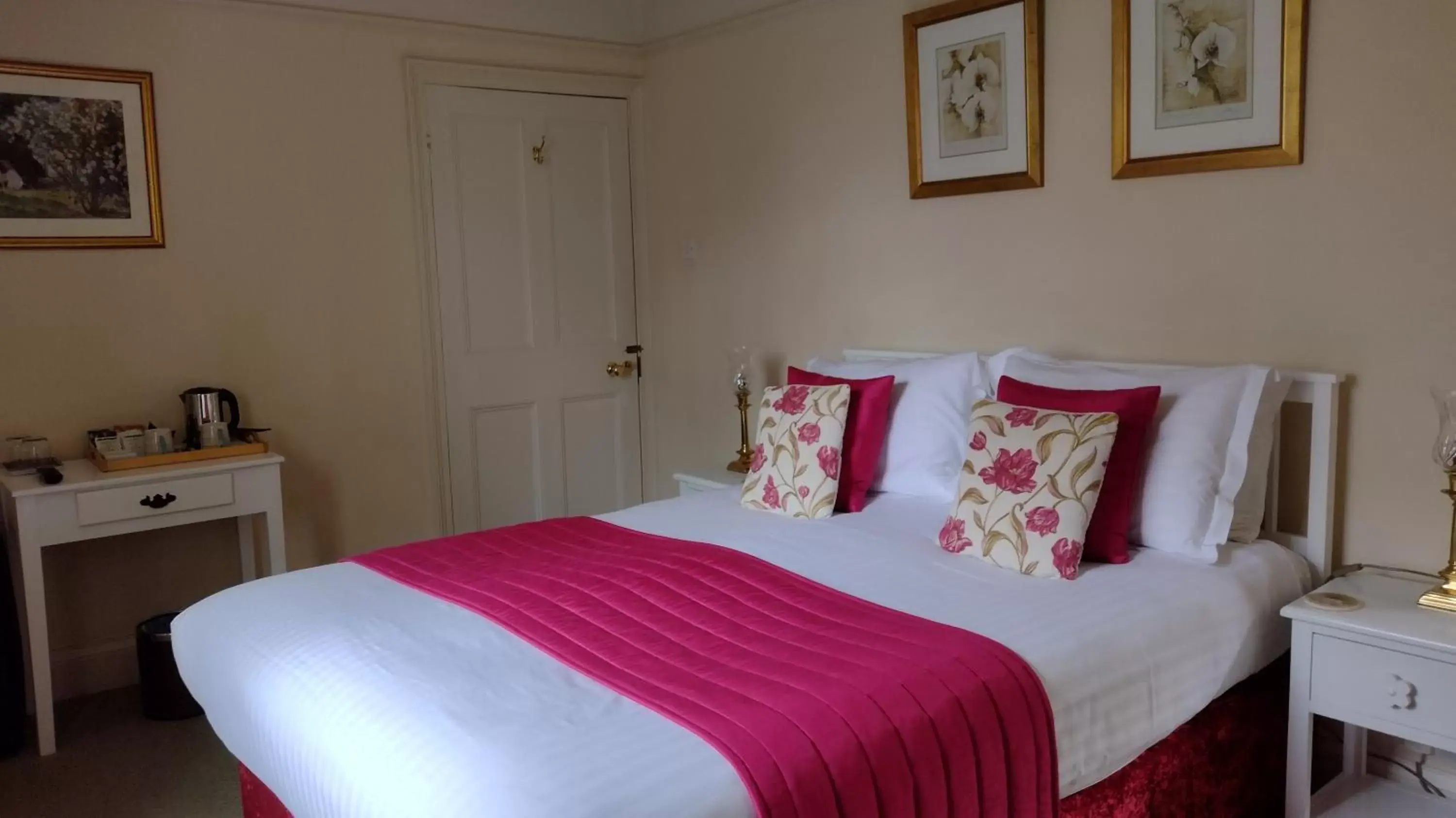 Bedroom, Bed in Buckley Farmhouse