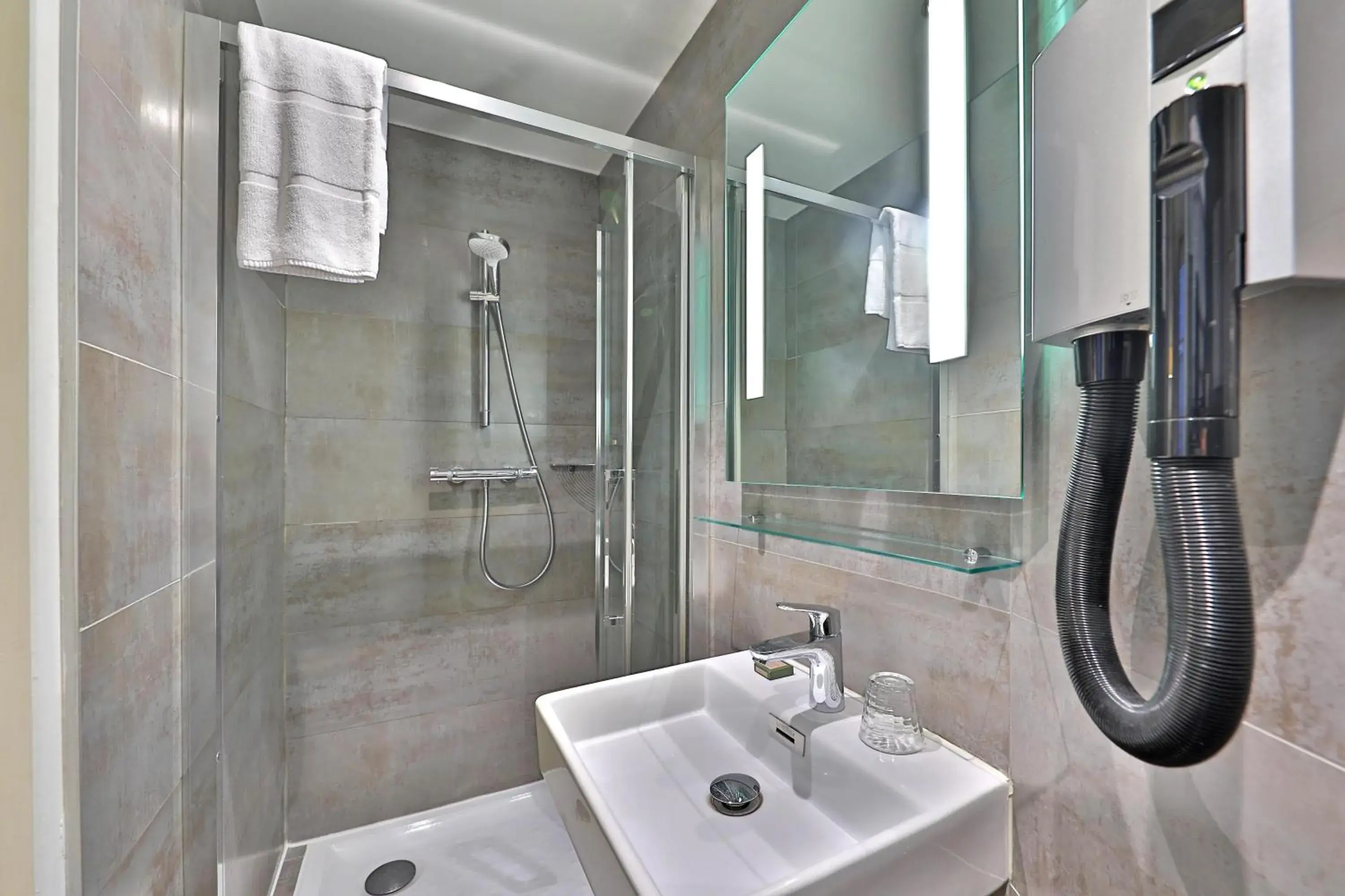 Bathroom in Hotel Louvre Richelieu
