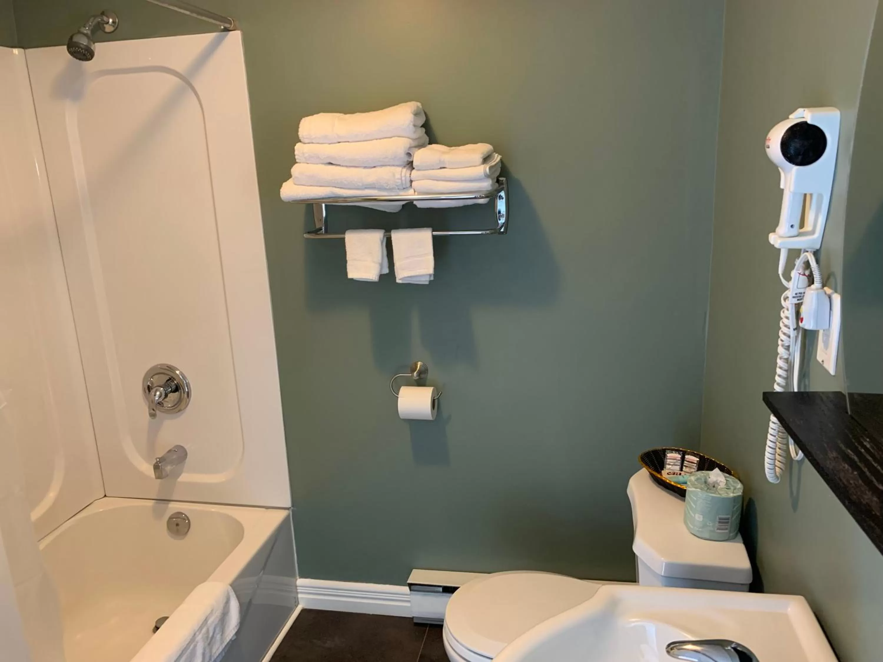 Bathroom in Legges Motel & Restaurant