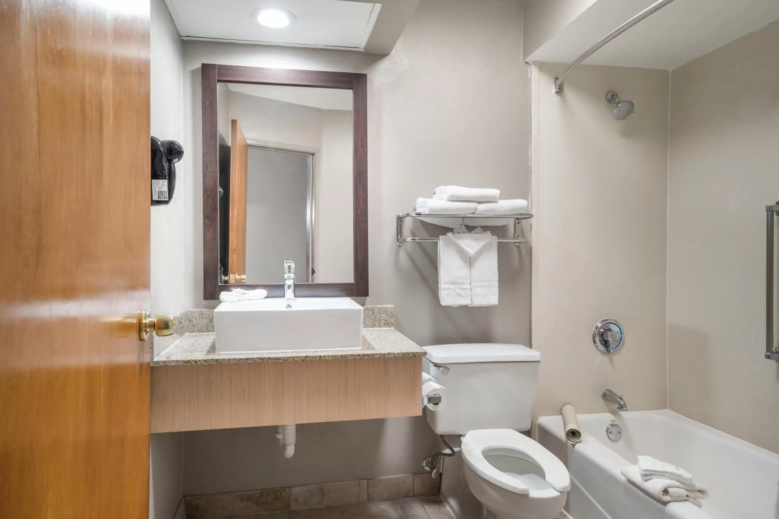 Bathroom in Red Roof Inn & Suites Jacksonville, NC