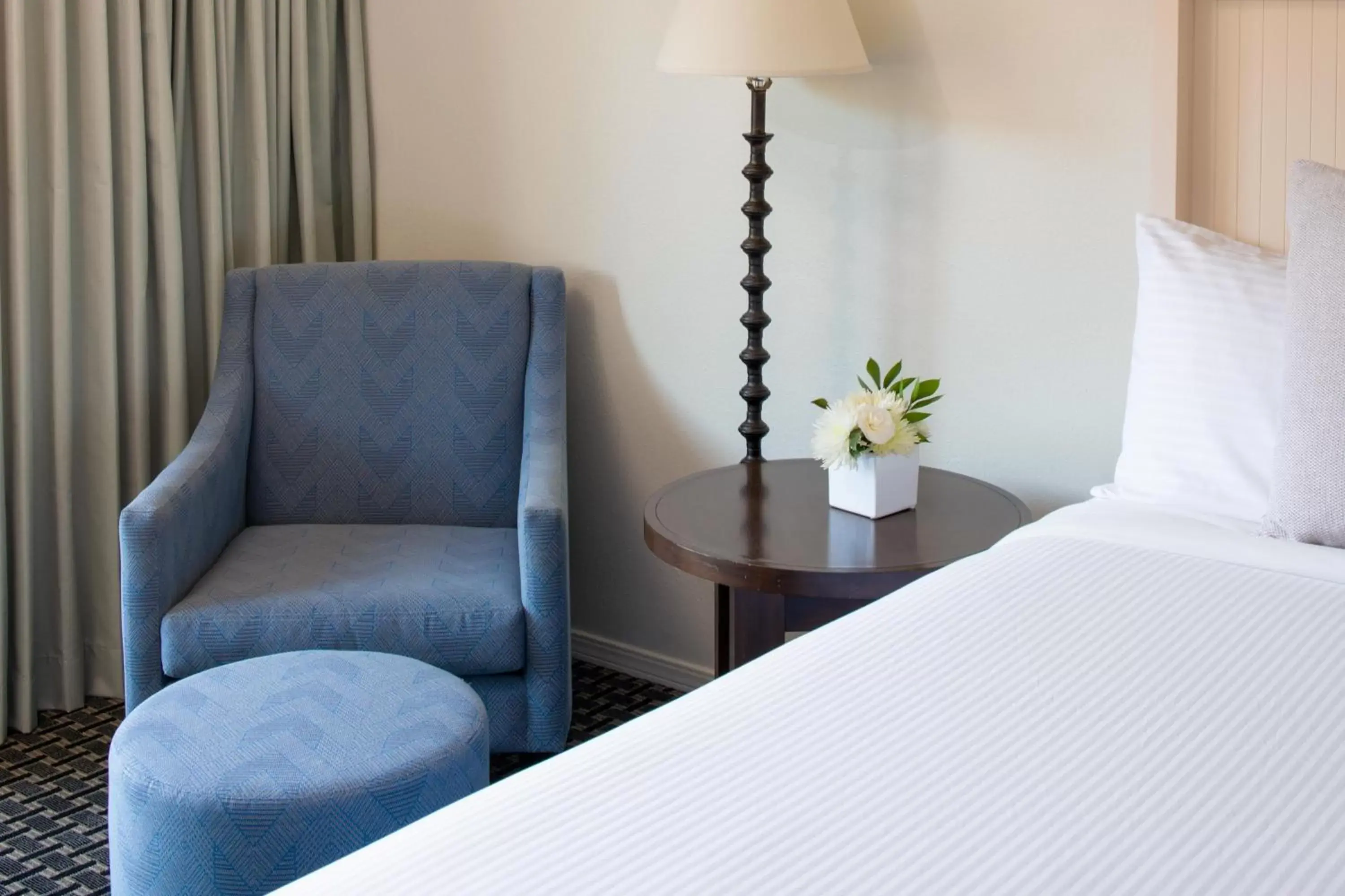 Bed, Seating Area in The Lodge at Tiburon