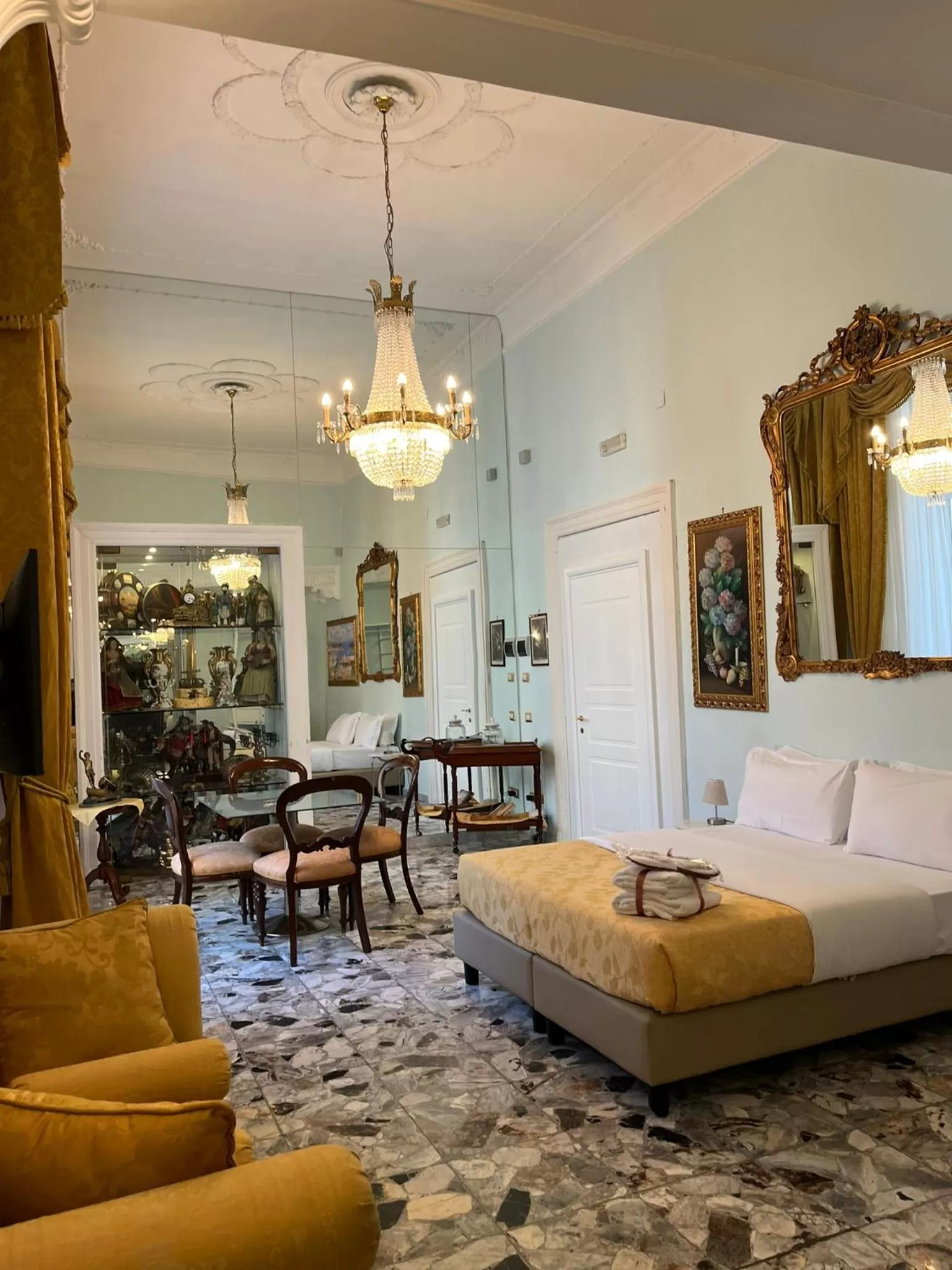 Photo of the whole room in B&B Art Suite Santa Brigida