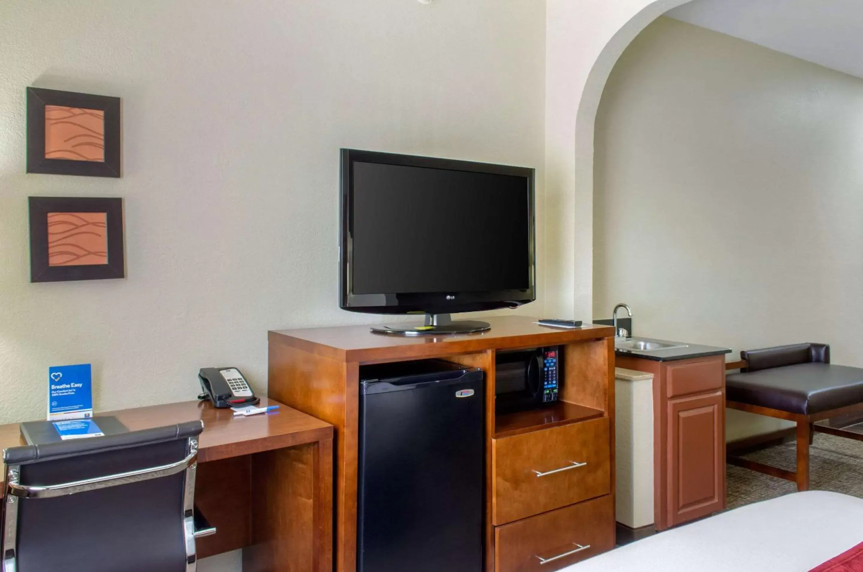 Bedroom, TV/Entertainment Center in Comfort Inn & Suites Covington - Mandeville