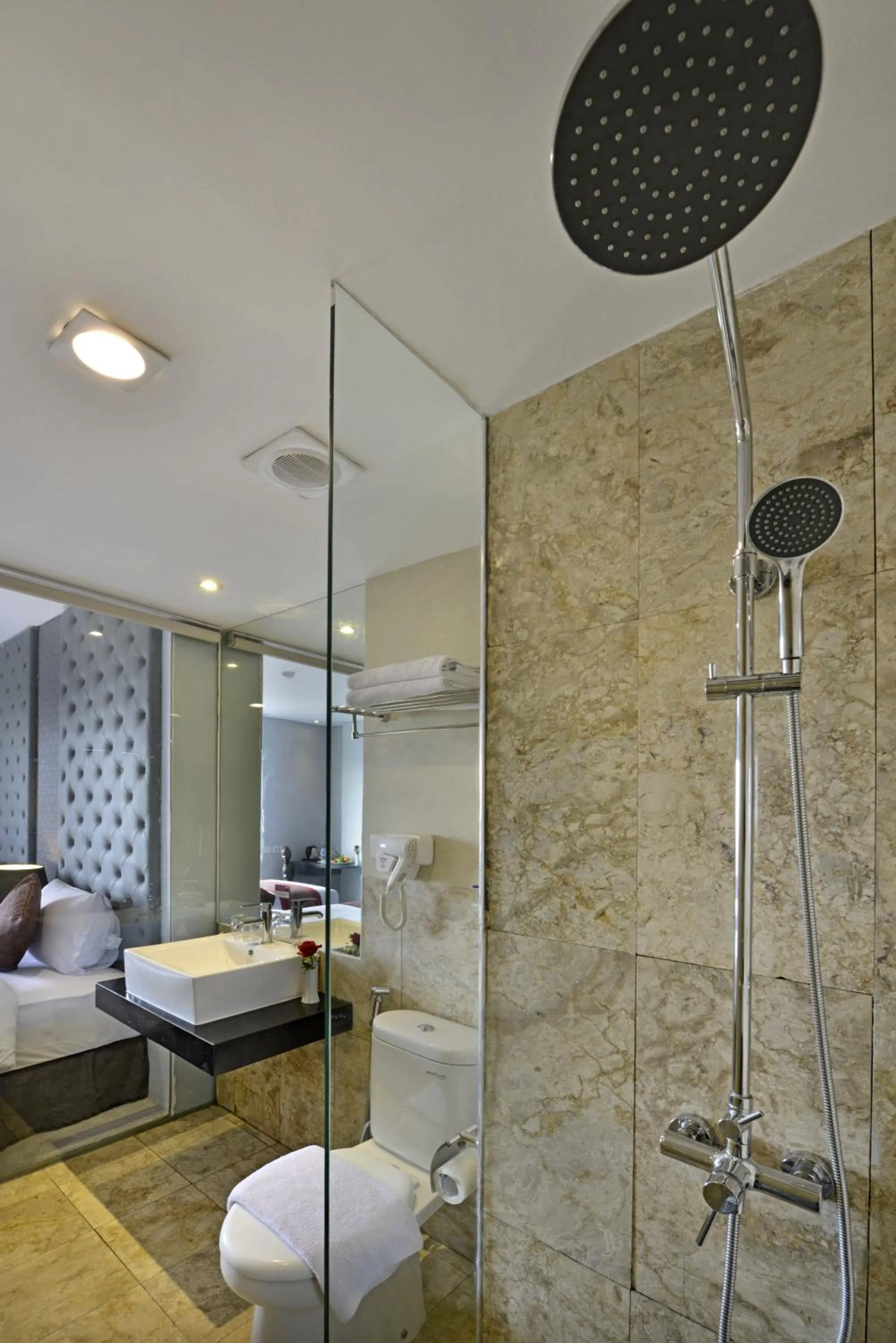 Bathroom in Serela Cihampelas by KAGUM Hotels