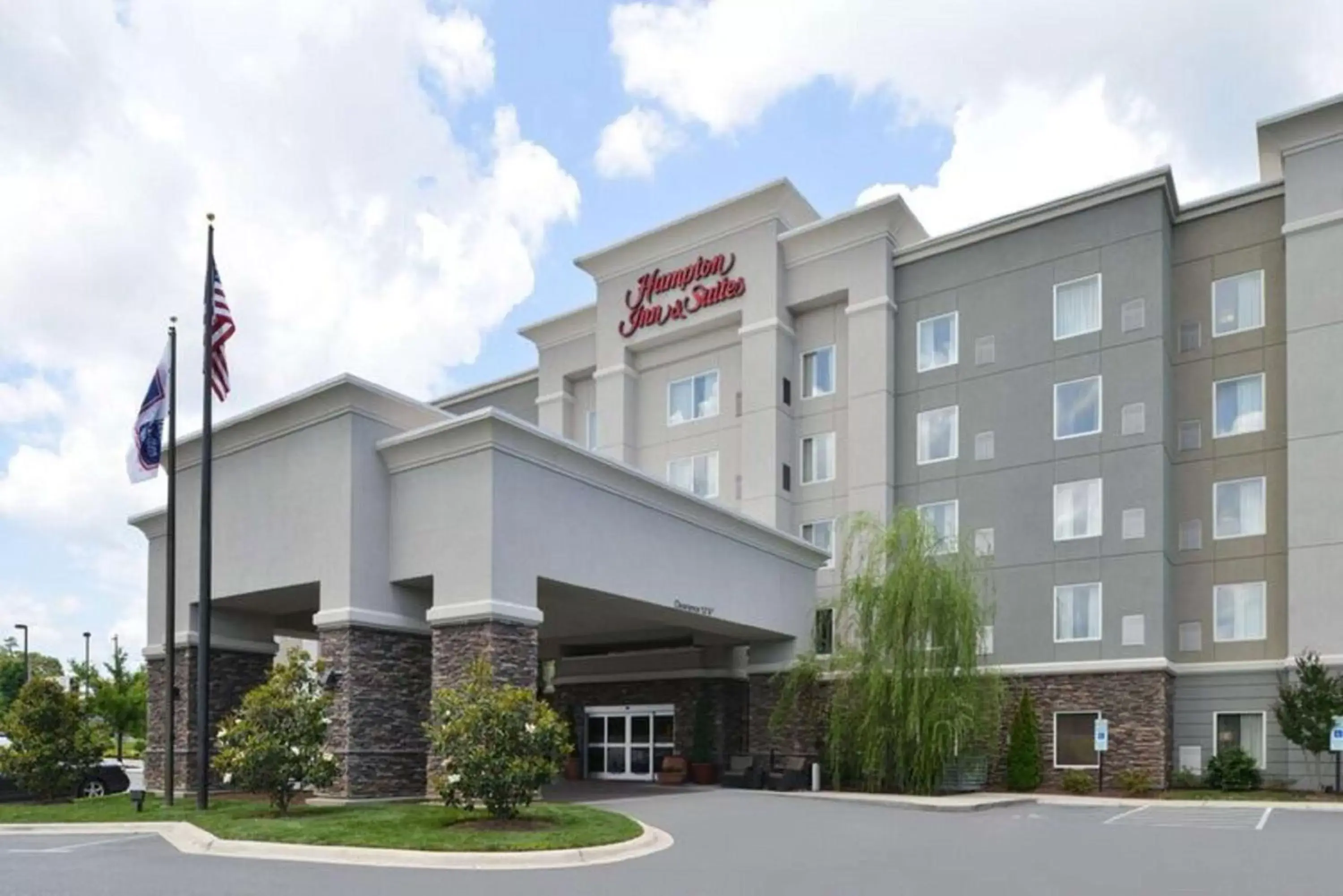 Property Building in Hampton Inn & Suites Greensboro/Coliseum Area