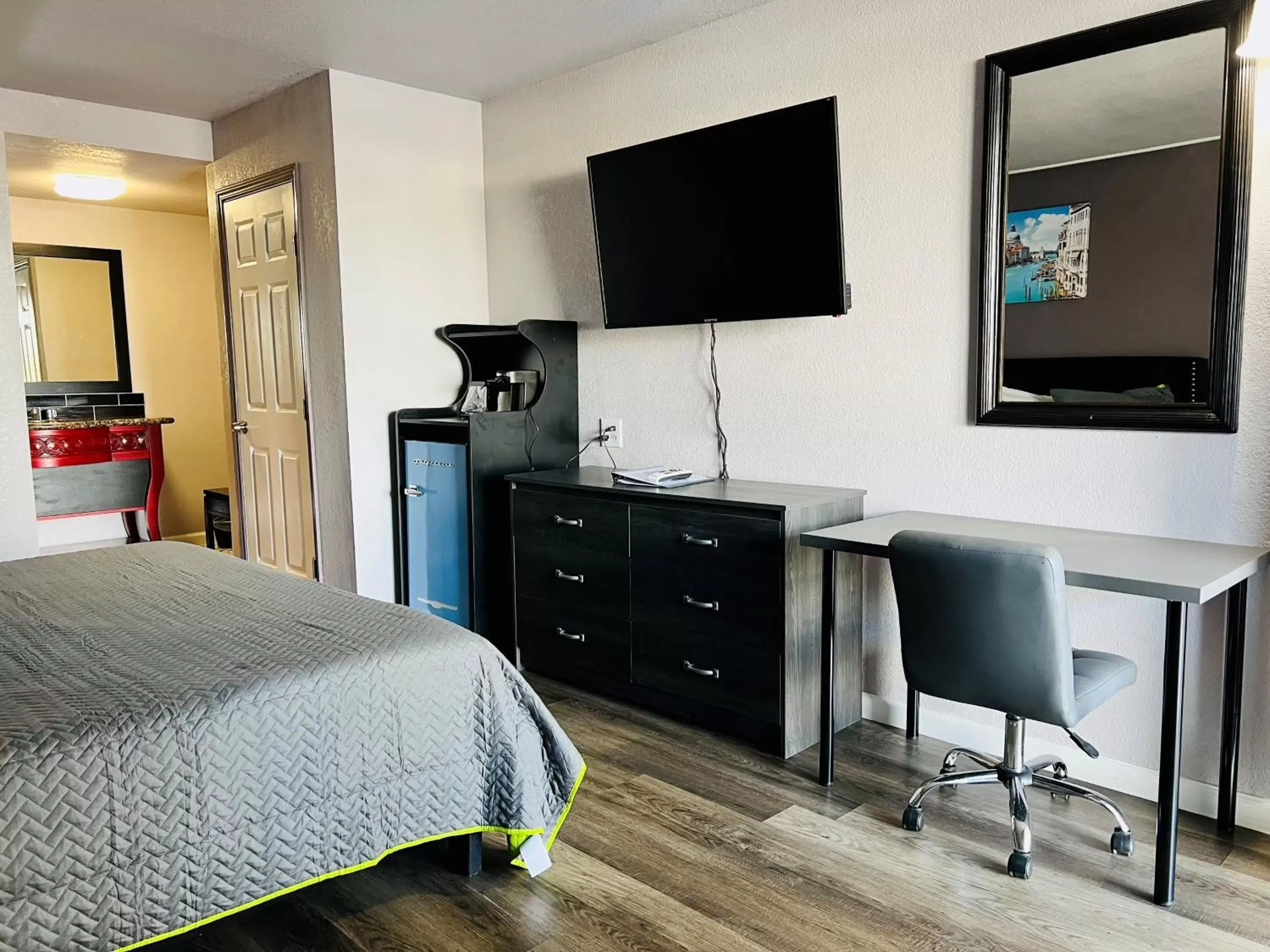 Bedroom, TV/Entertainment Center in R Nite Star Inn and Suites -Home of the Cowboys & Rangers
