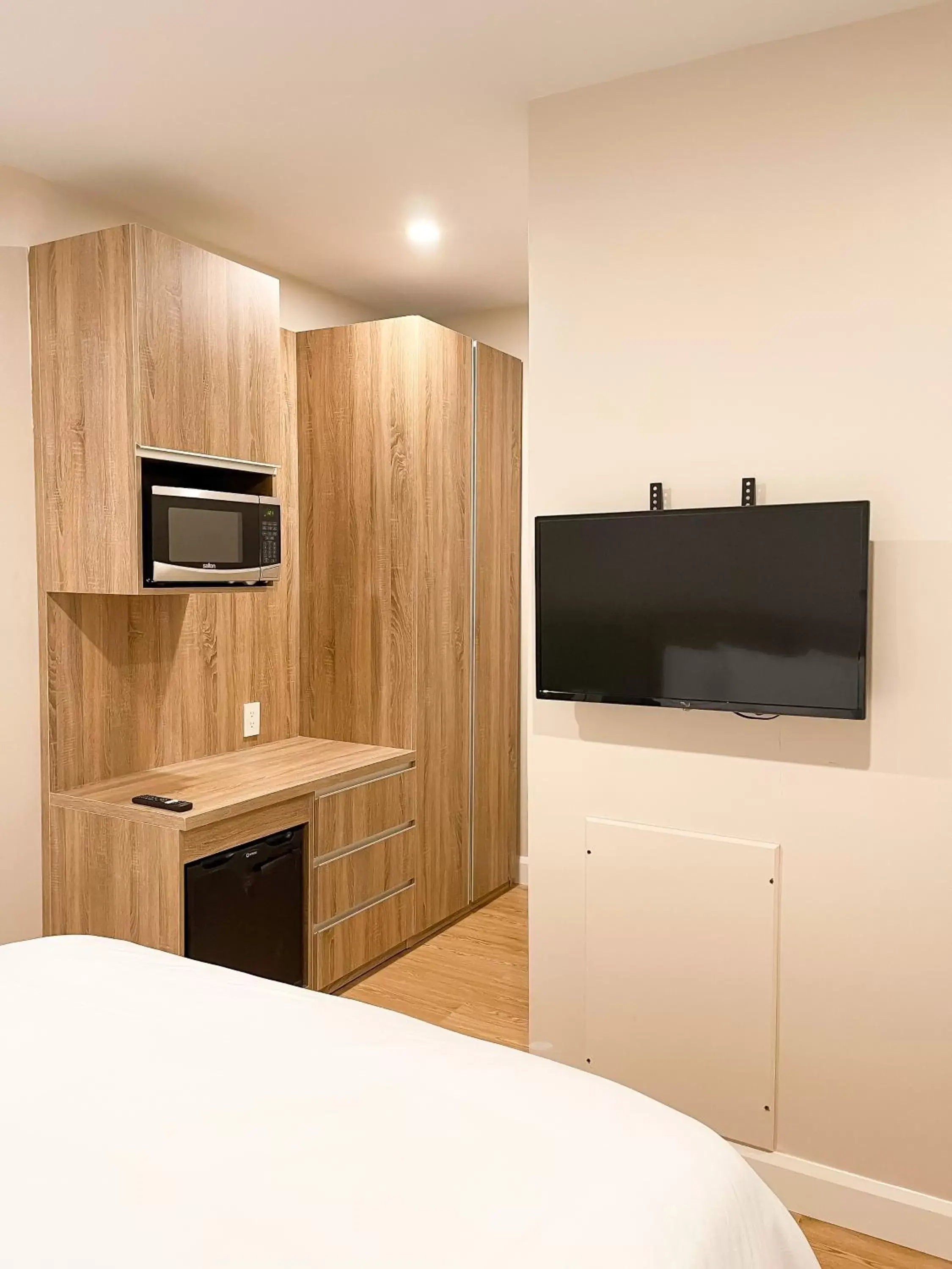 TV and multimedia, TV/Entertainment Center in Hotel Saint-Andre