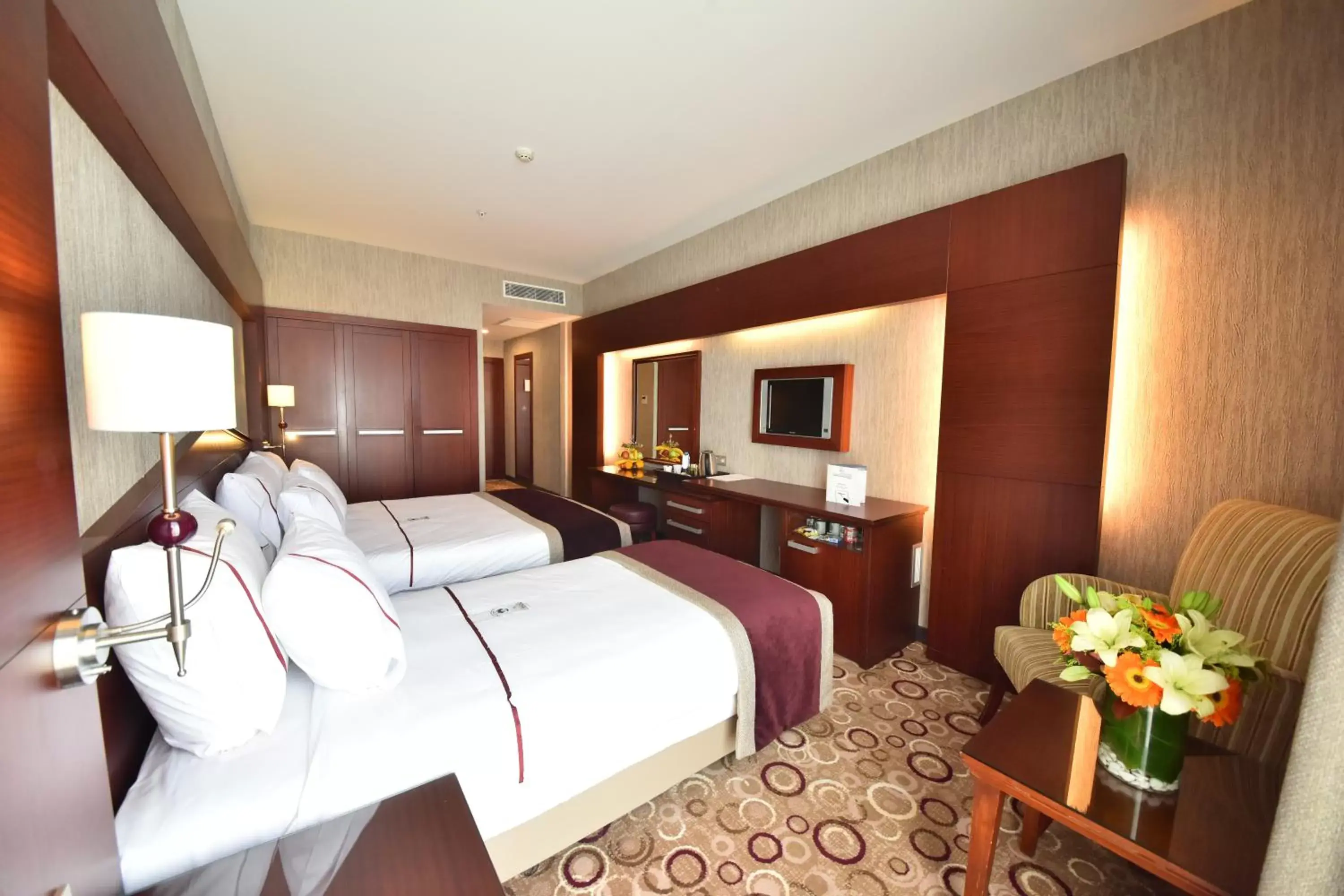 Photo of the whole room, Bed in Taksim Gonen Hotel