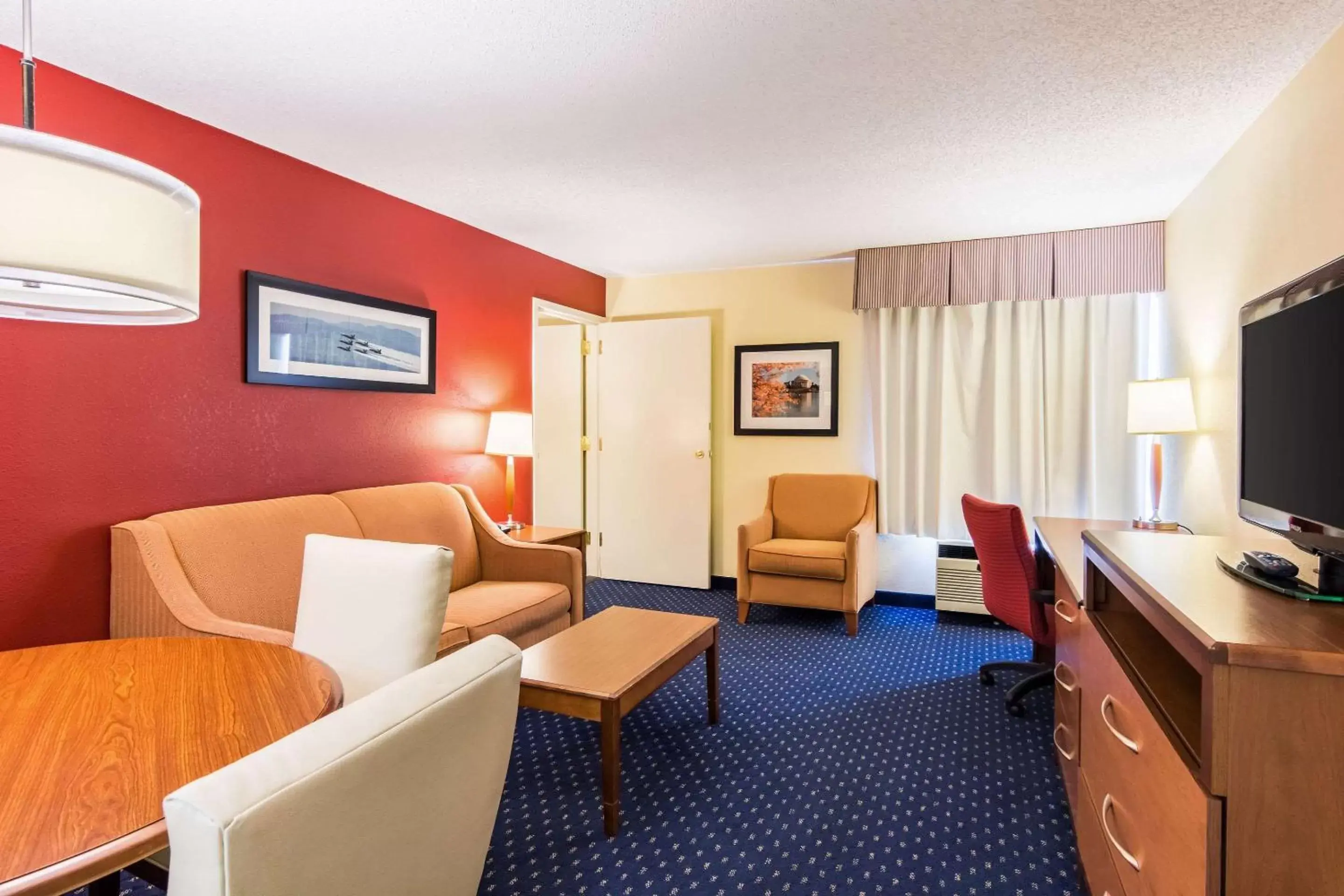 Photo of the whole room, Seating Area in Comfort Inn Washington DC Joint Andrews AFB