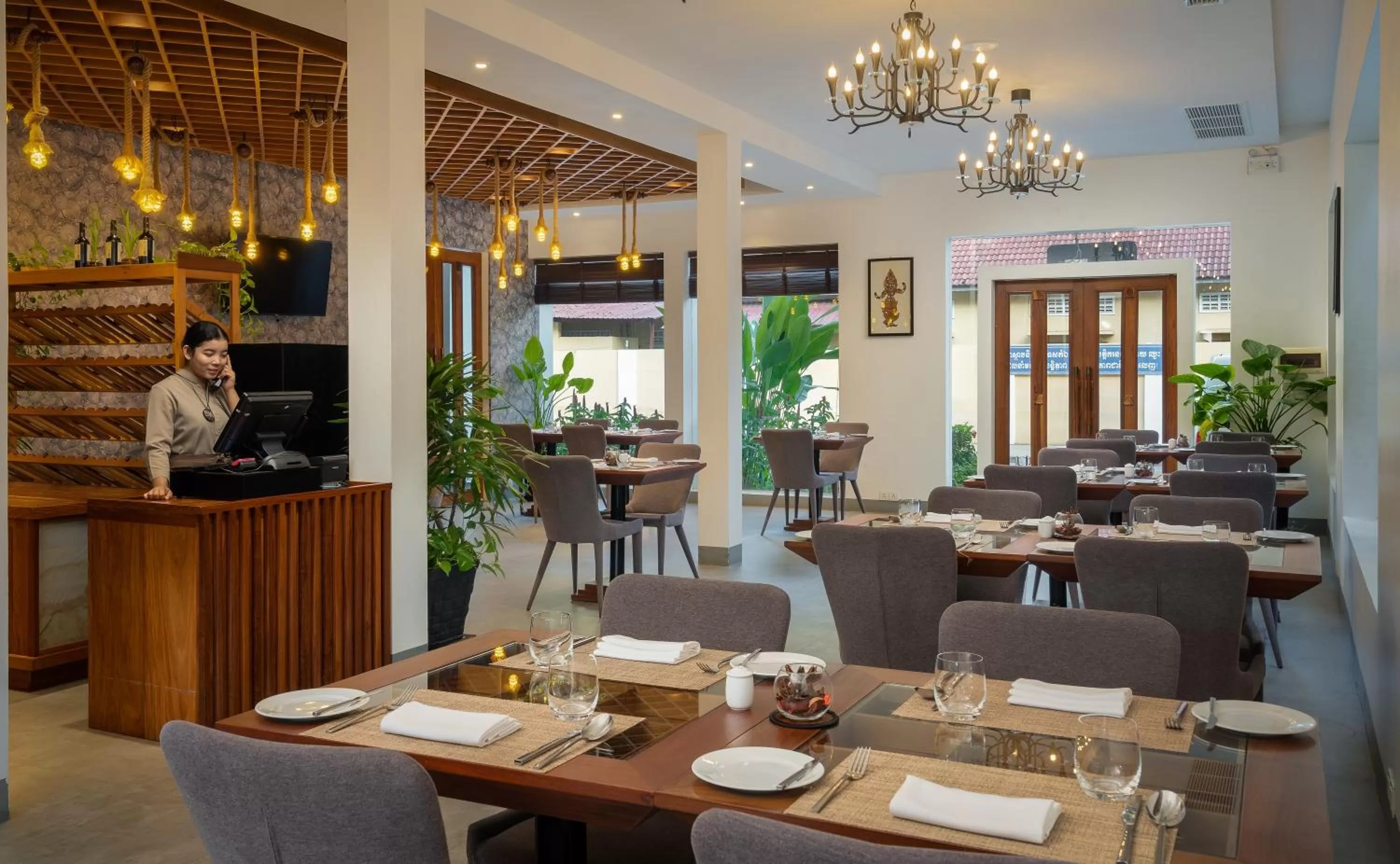 Restaurant/places to eat in Koulen Hotel