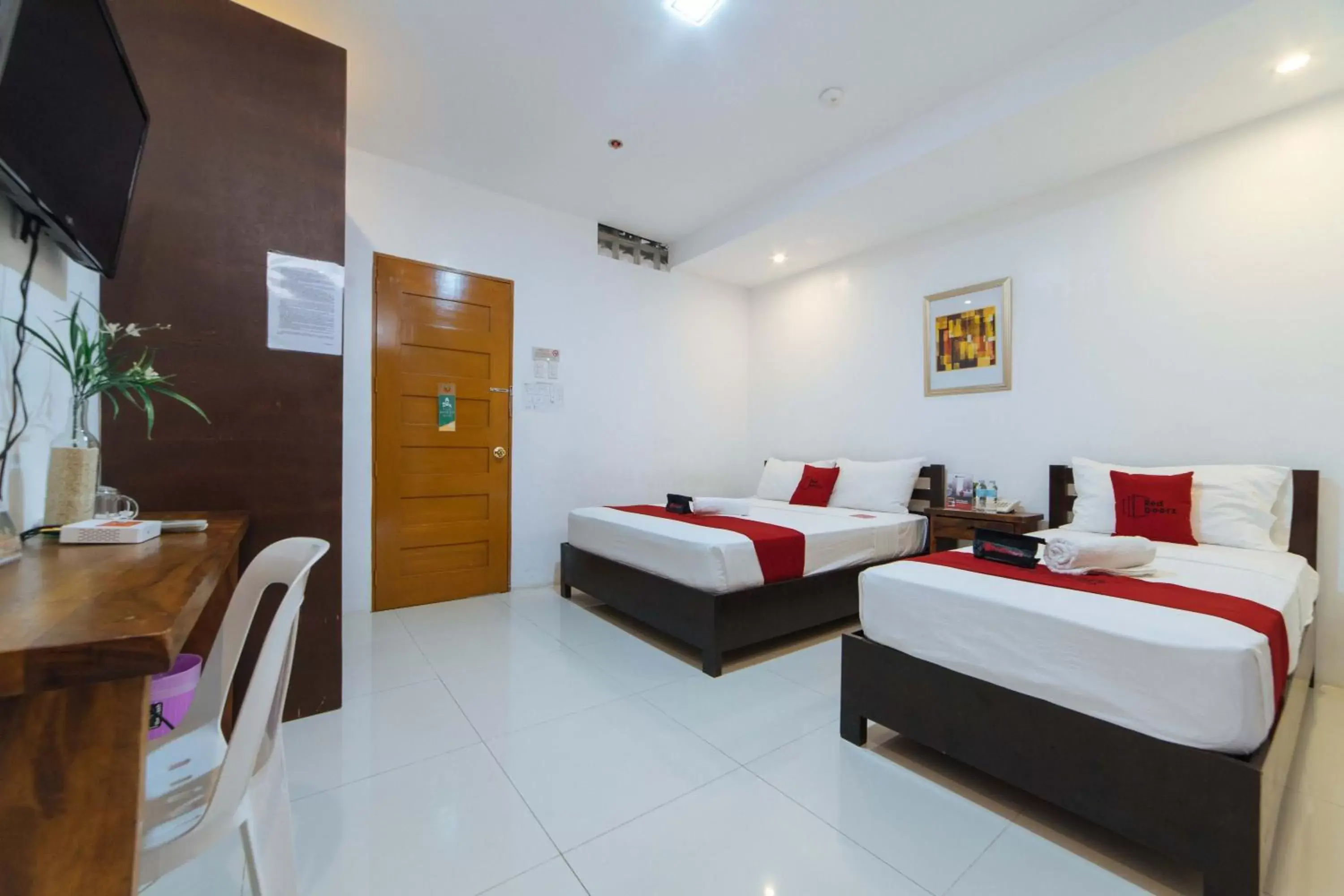 Bed in RedDoorz Plus @ San Roque Roxas City