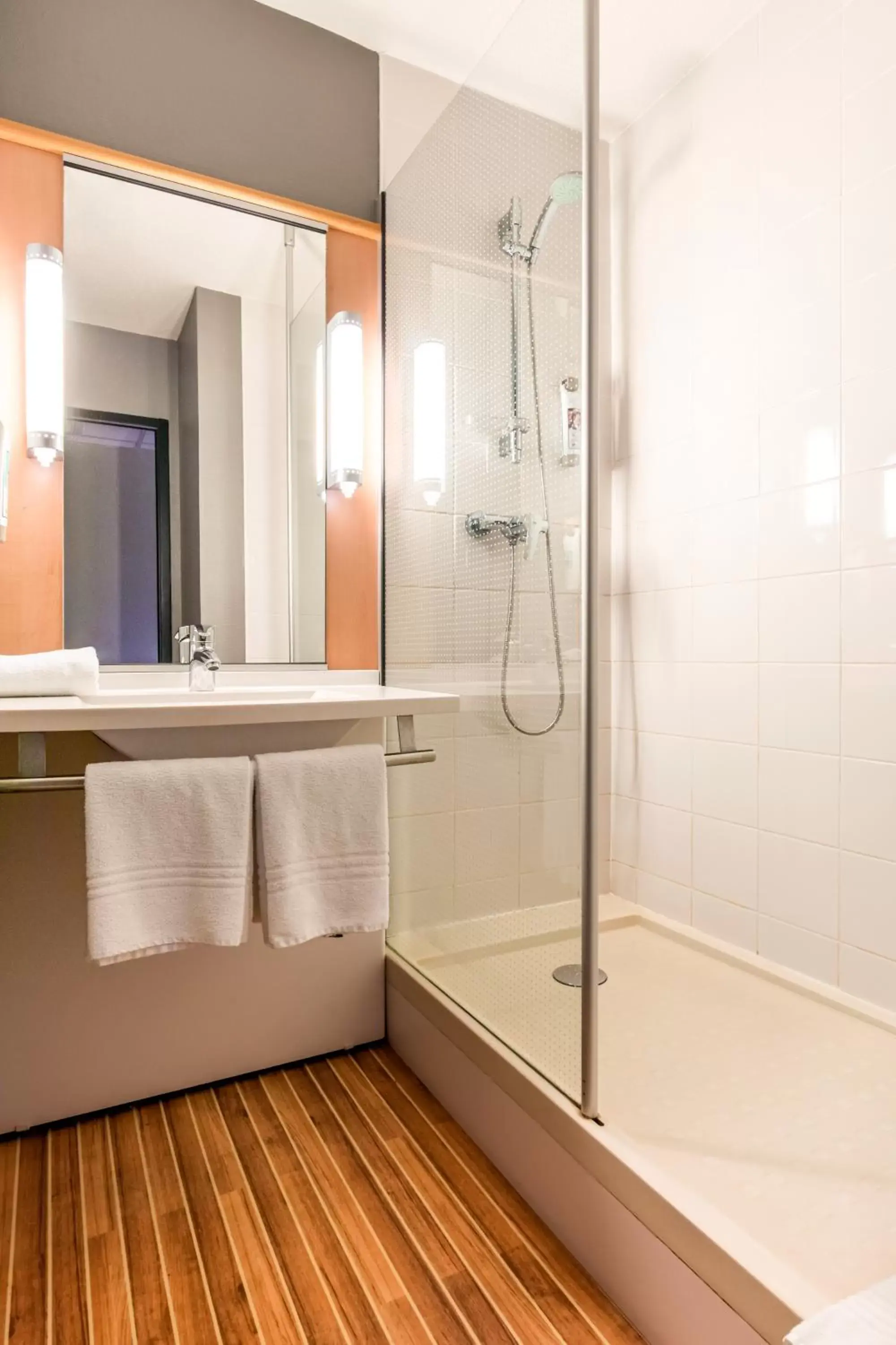 Shower, Bathroom in ibis Montélimar Nord