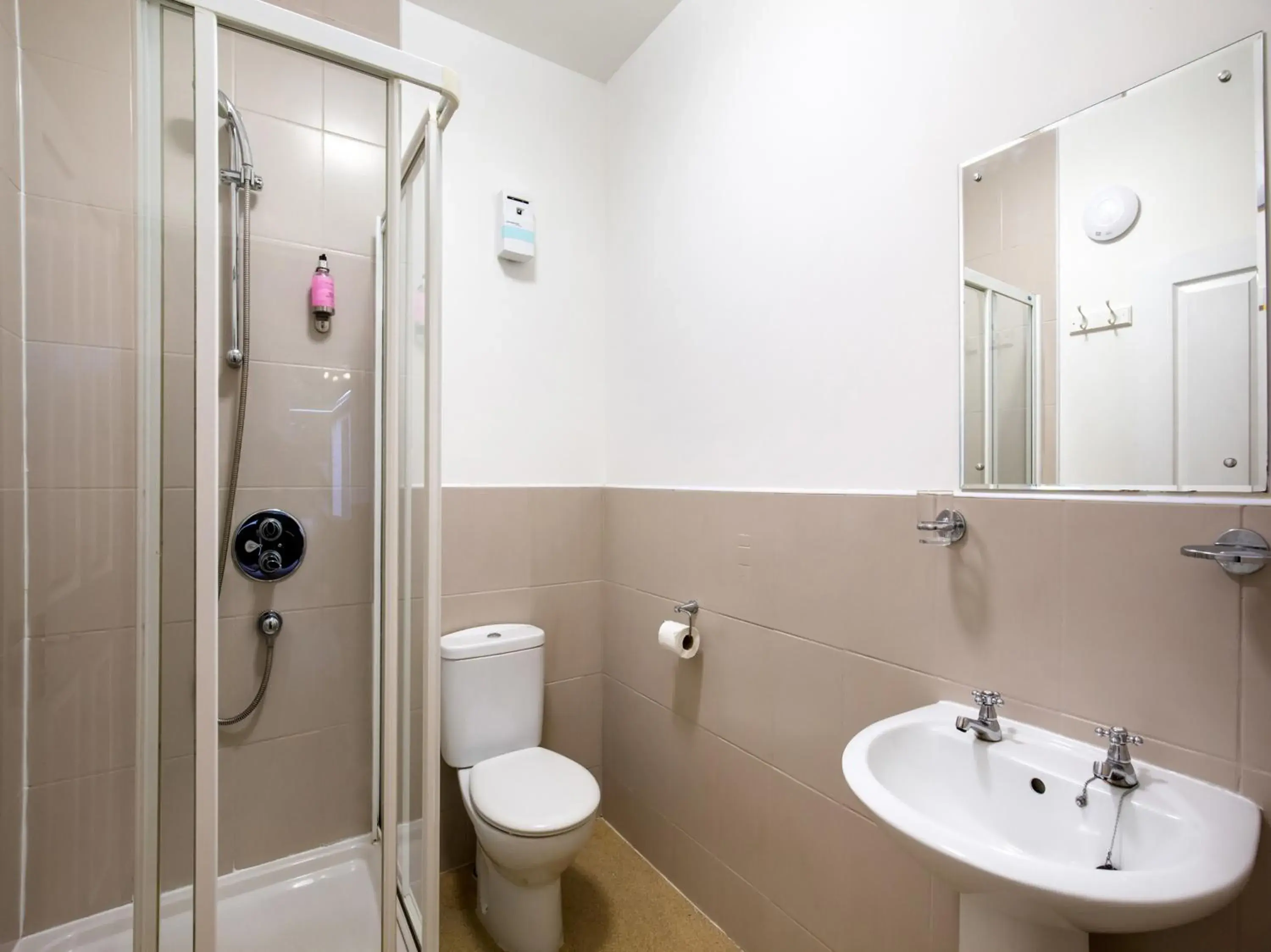 Bathroom in OYO Eastbank Hotel, Speyside Scotland